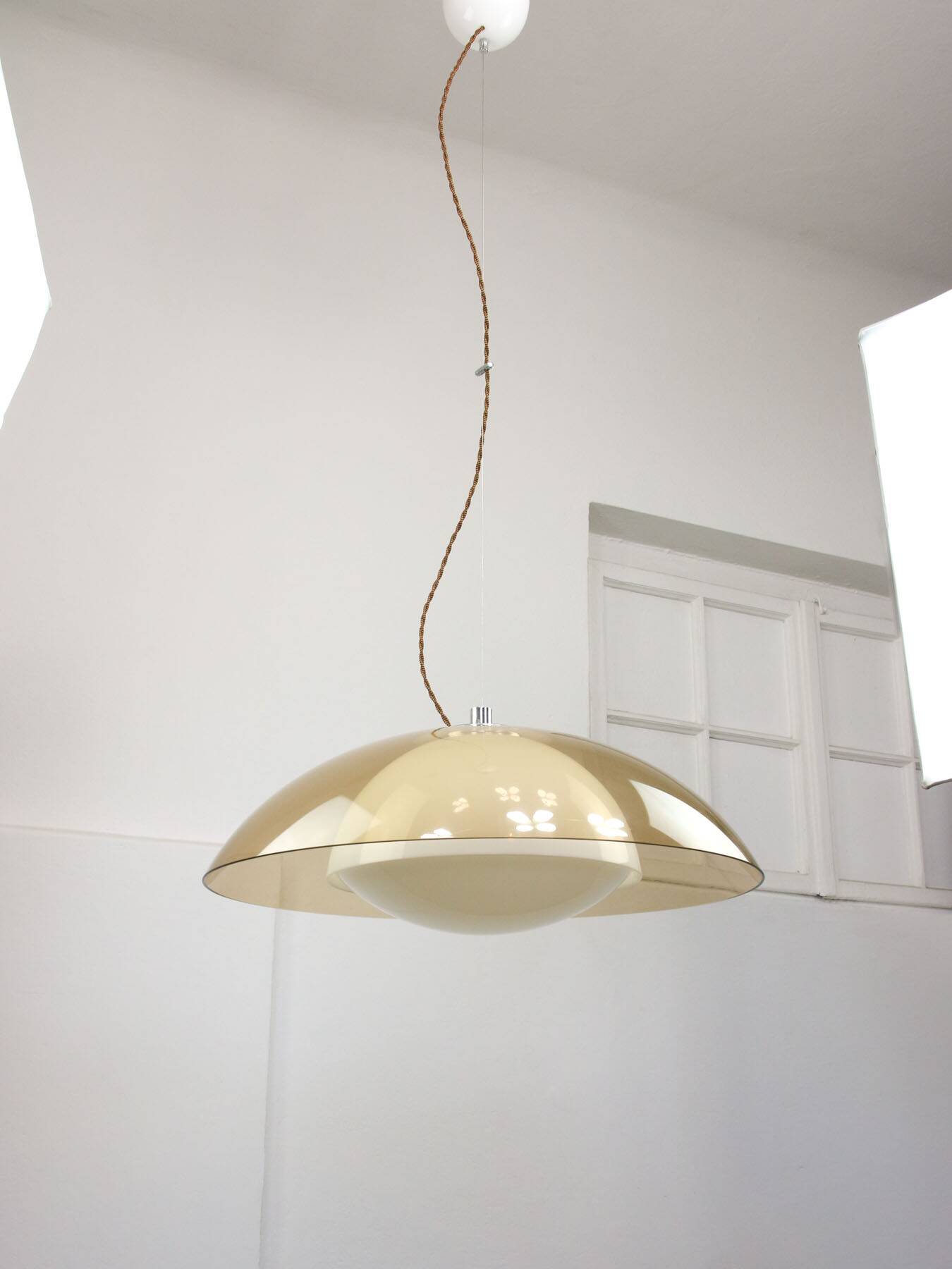 Lampe rare UFO Space Age de Guzzini en marron clair, années 1970