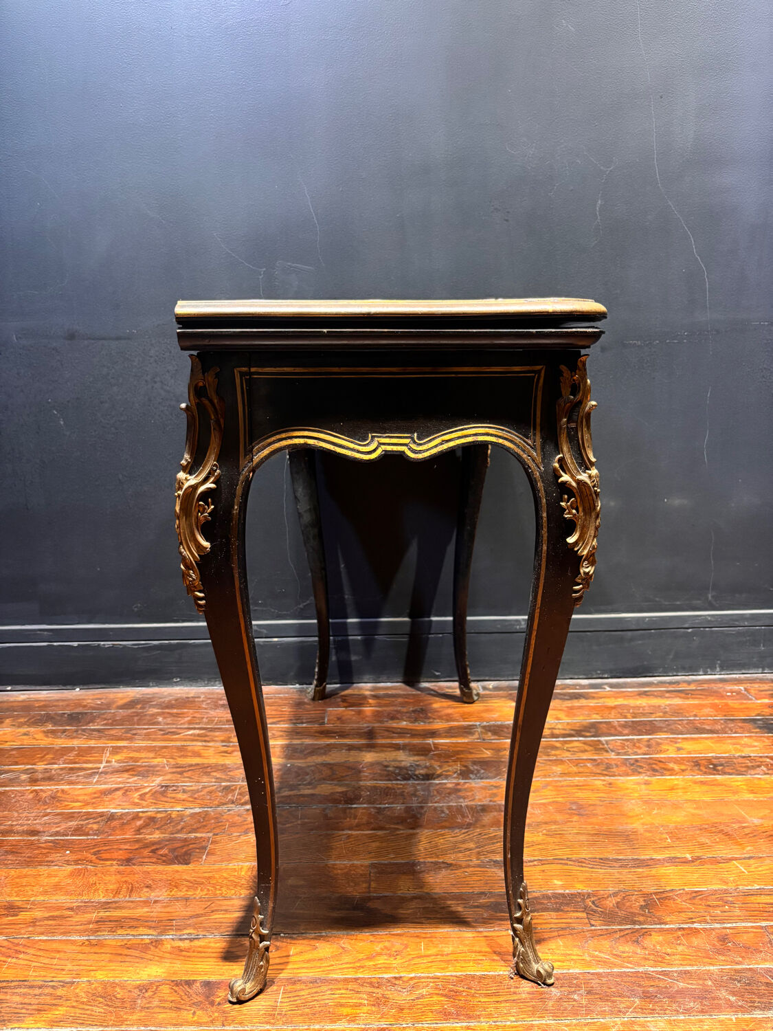 Antique wooden and brass game table – Timeless elegance