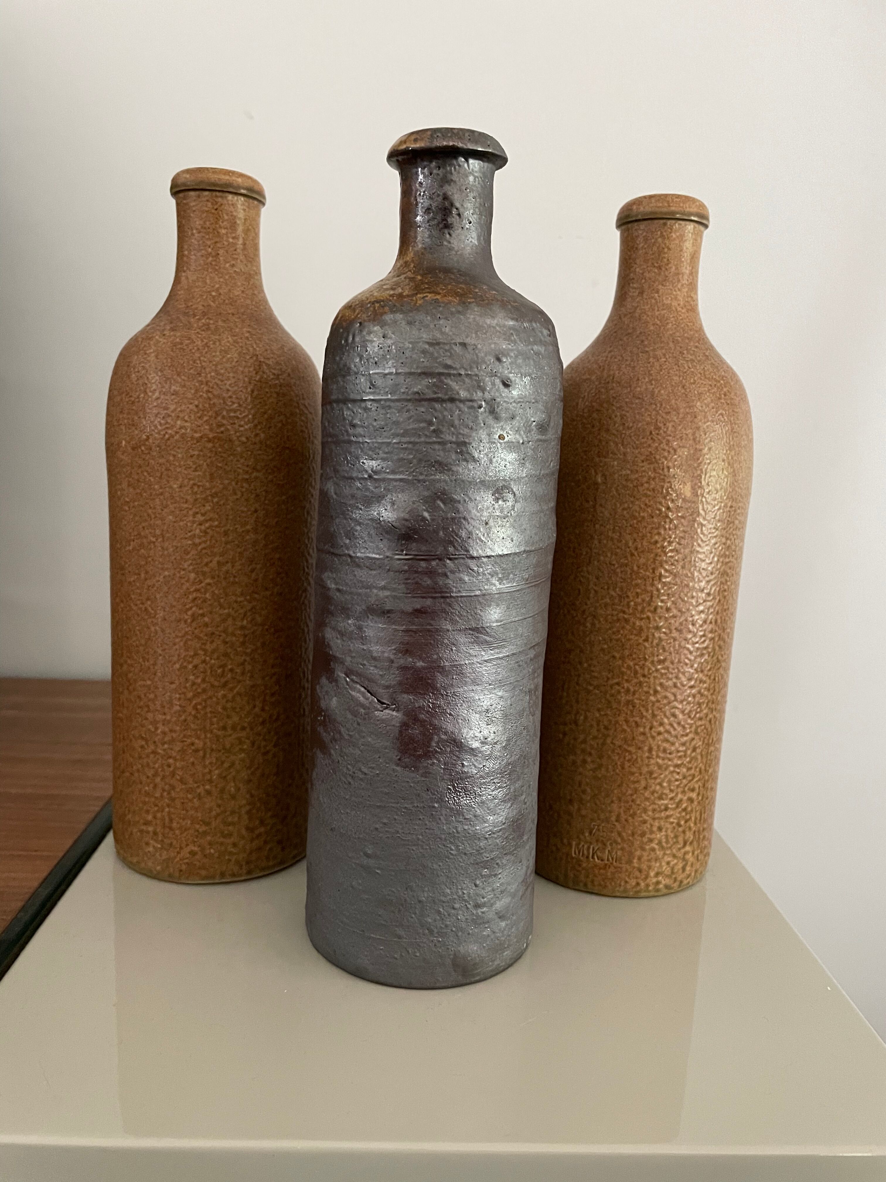 Lot de trois bouteilles en grès