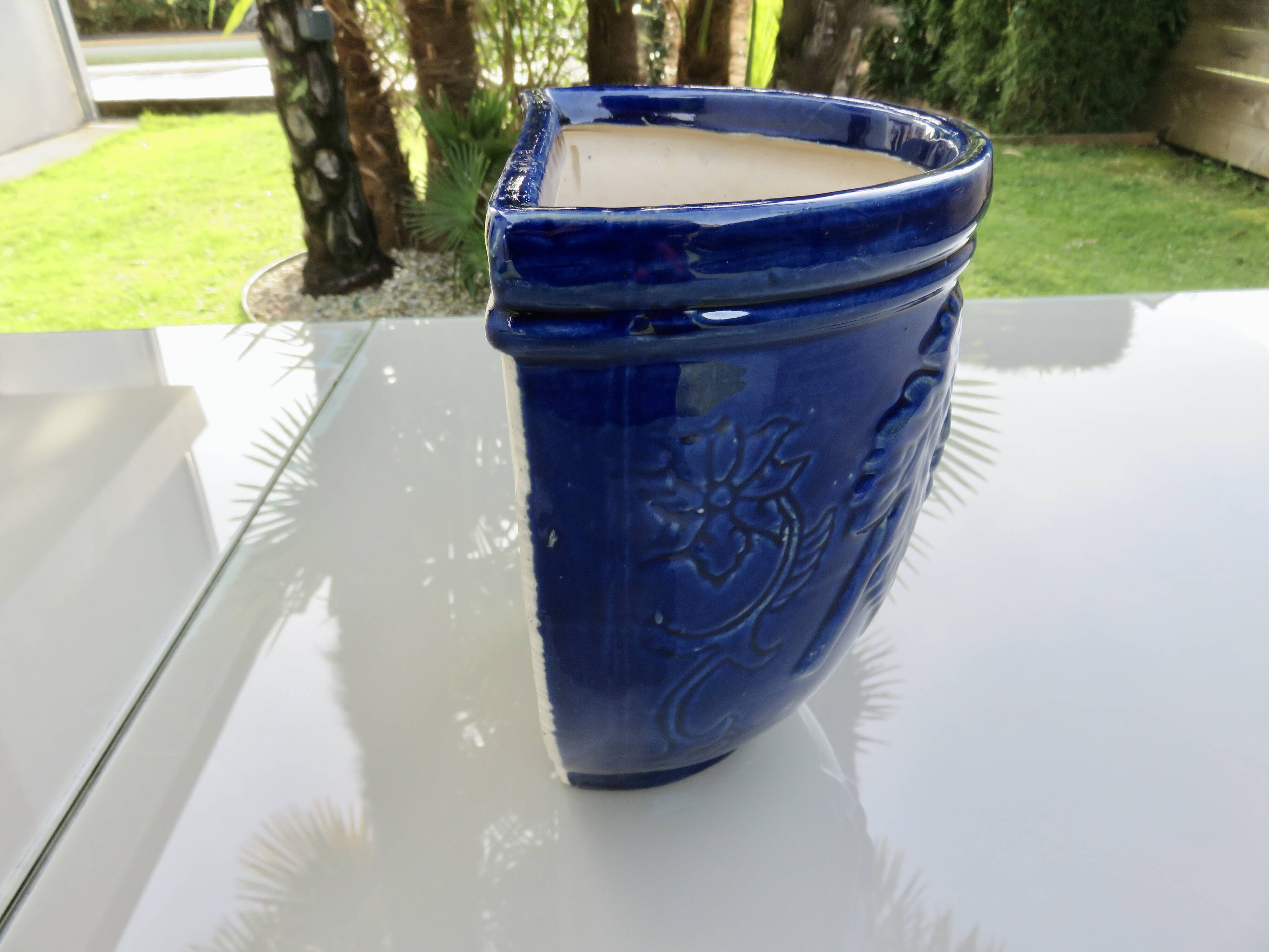 Potiche murale en terre cuite vernissée bleue à décor de raisin, années 70