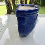 Potiche murale en terre cuite vernissée bleue à décor de raisin, années 70