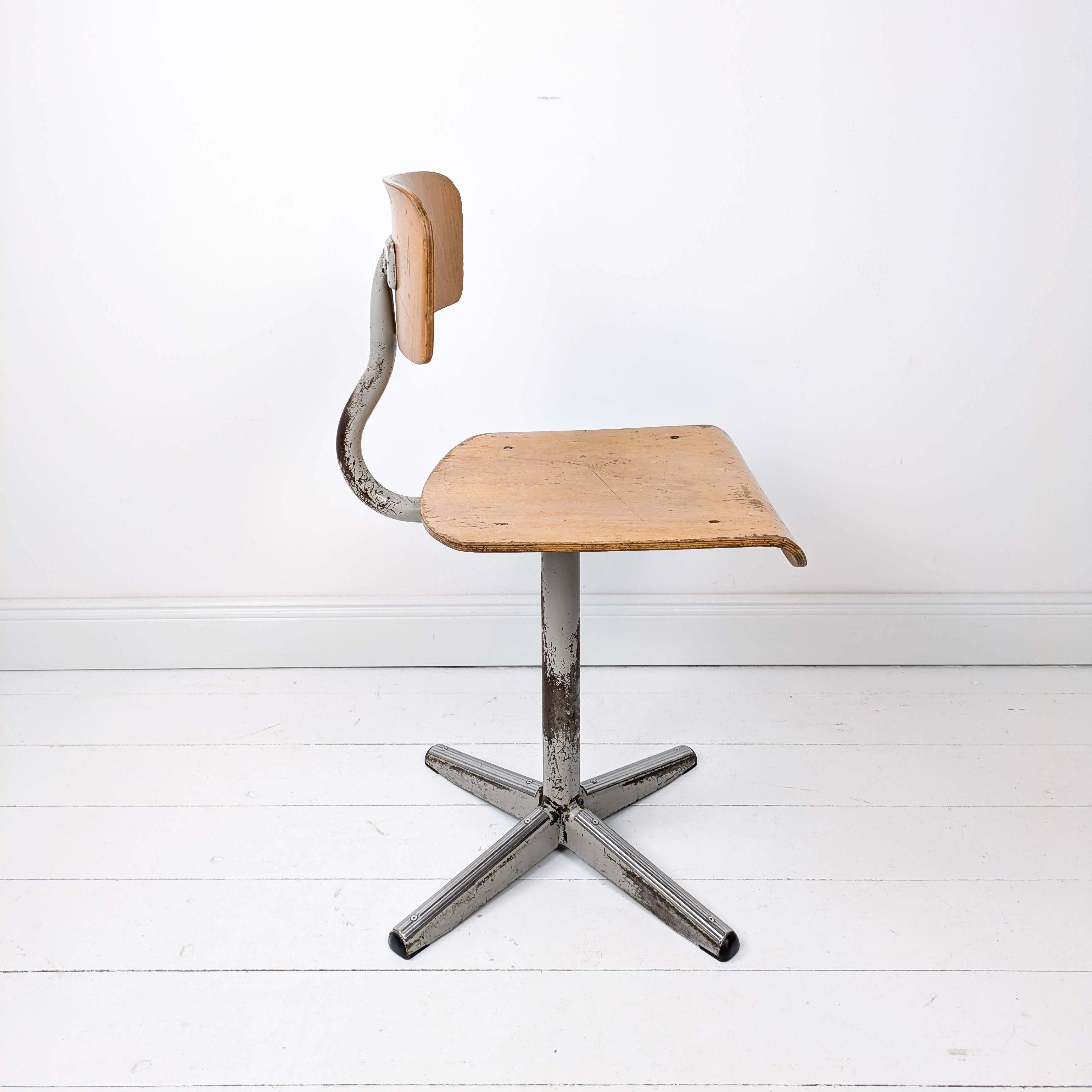 Mid Century Chaise d'école Chaise d'enfant Bois Métal Vintage Rétro Chambre d'enfant Pied Skandi Sca