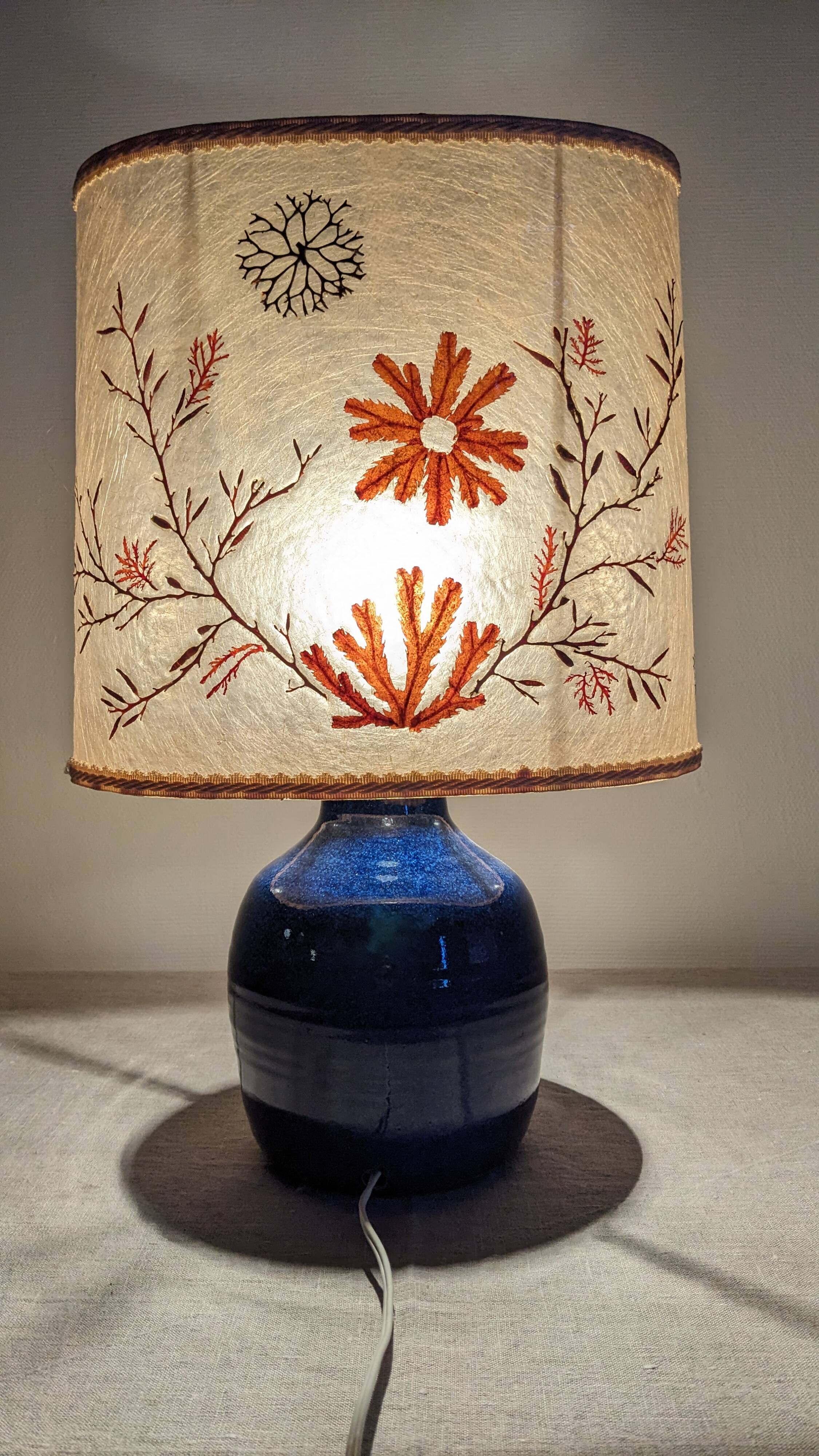 Lampe en grès émaillé bleu indigo et résine vers 1960