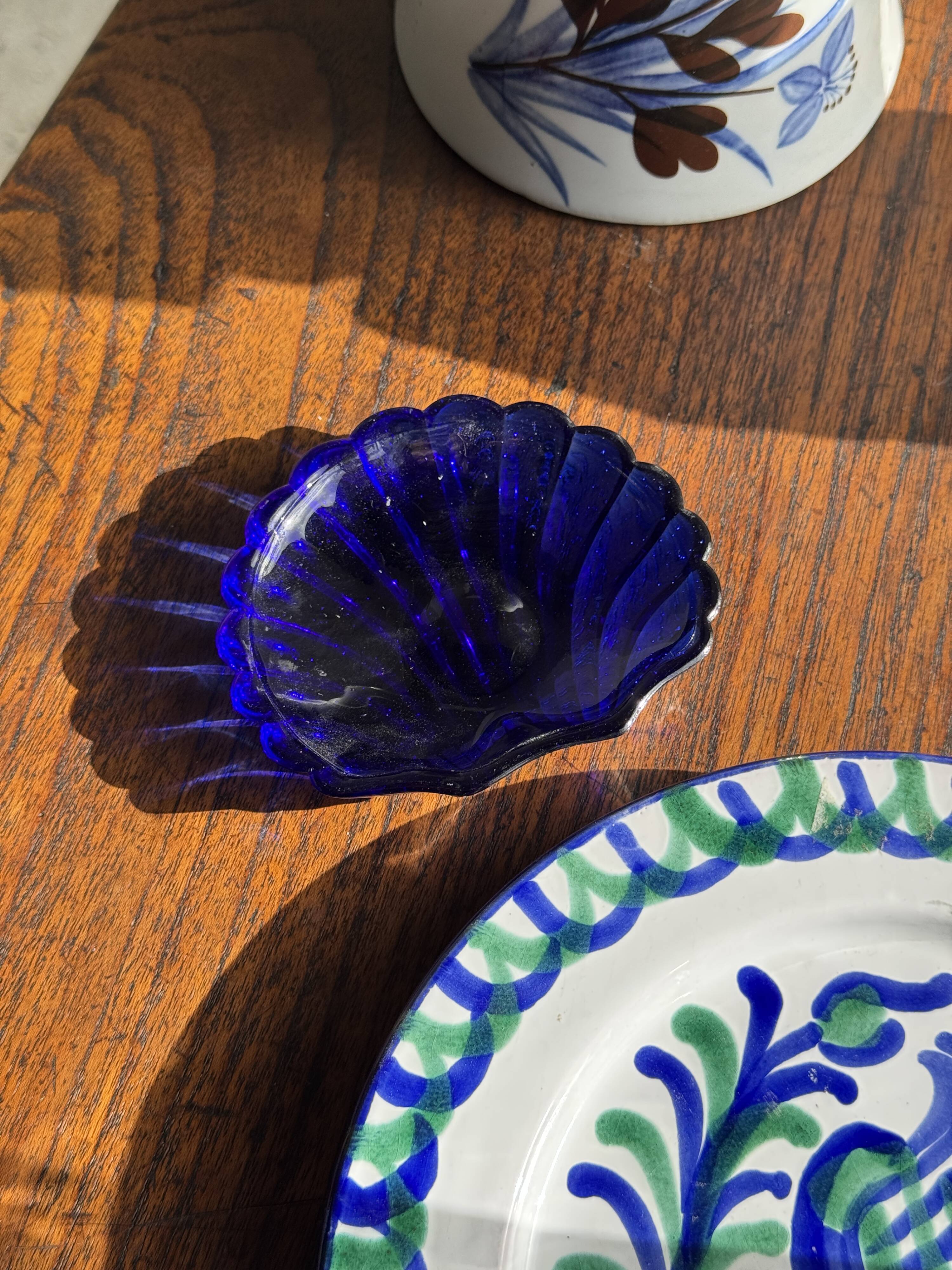 Teapot with stylised blue and brown flowers H18