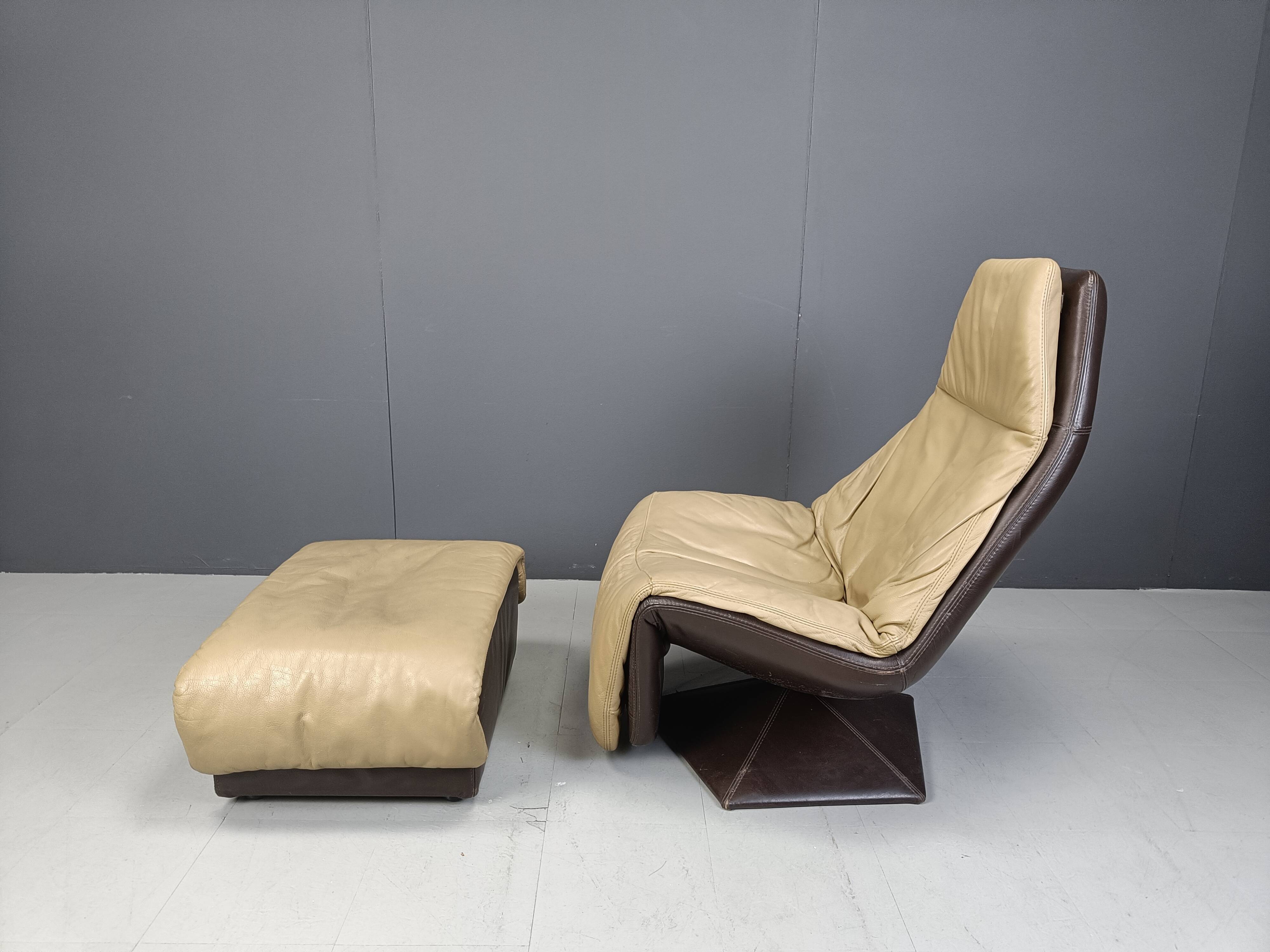 Chaise pivotante vintage en cuir avec ottoman, années 1970