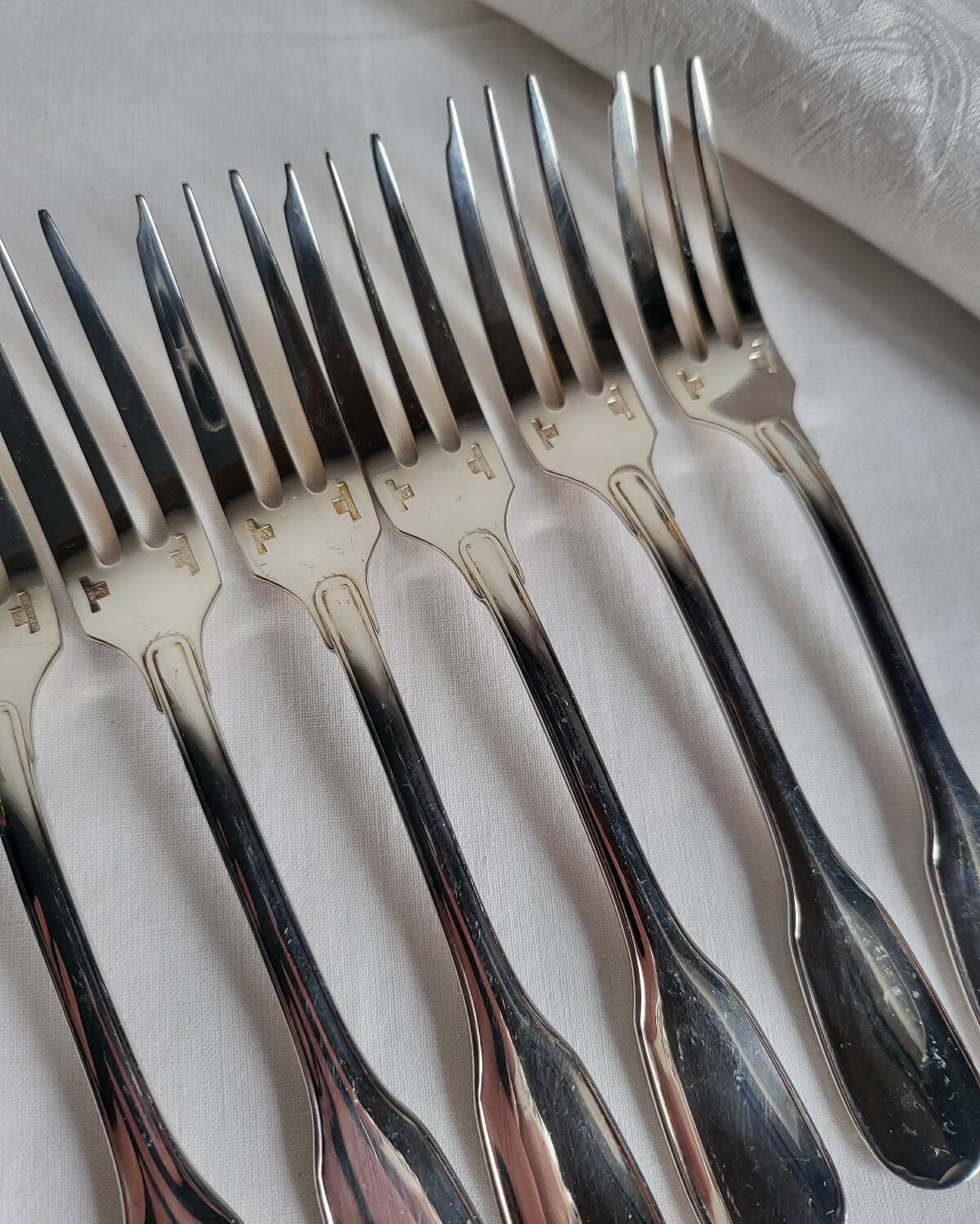 12 Christofle Versailles model cake forks in silver-plated metal.