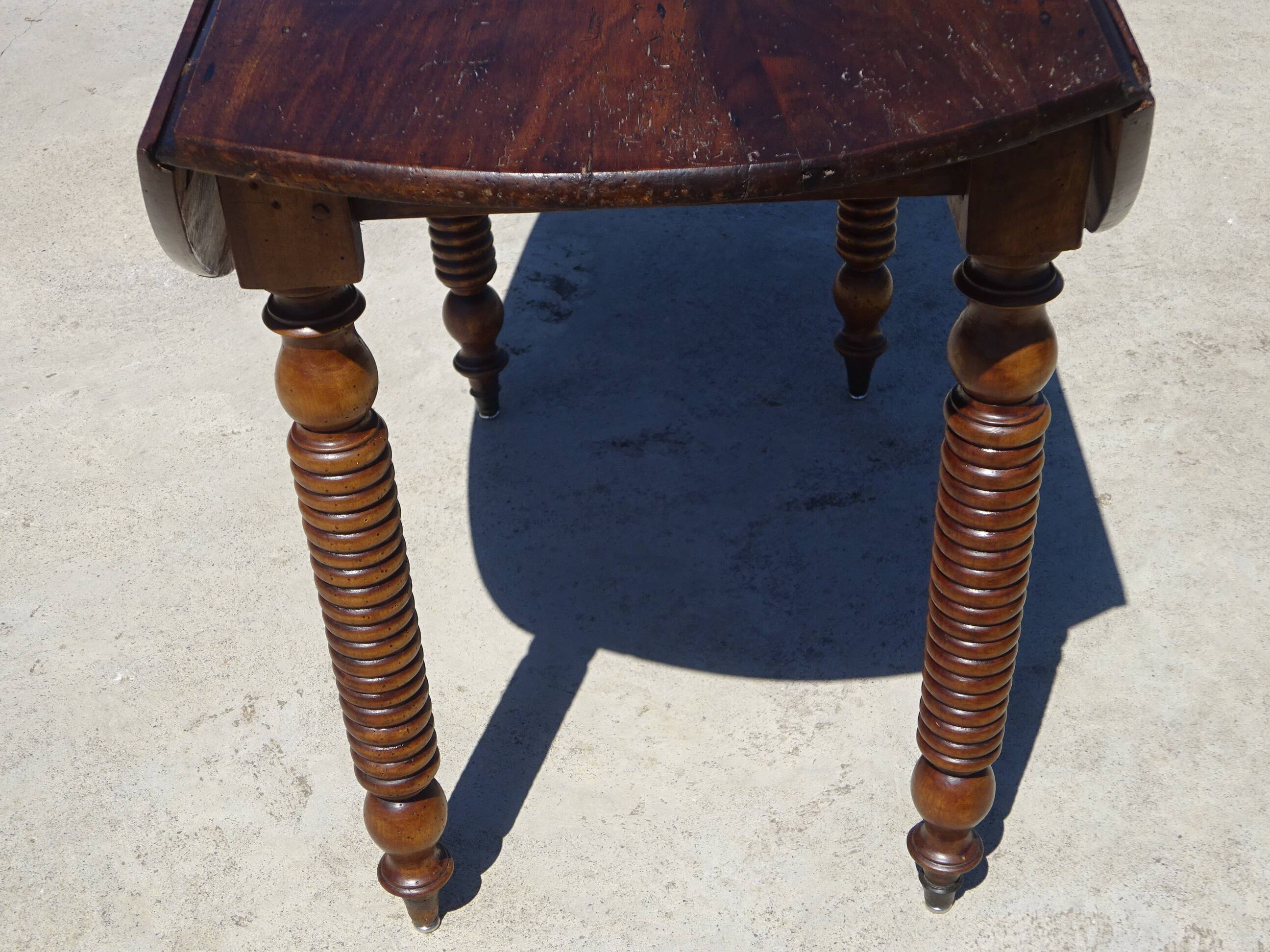 Drop-leaf table, honey-spoon-shaped legs