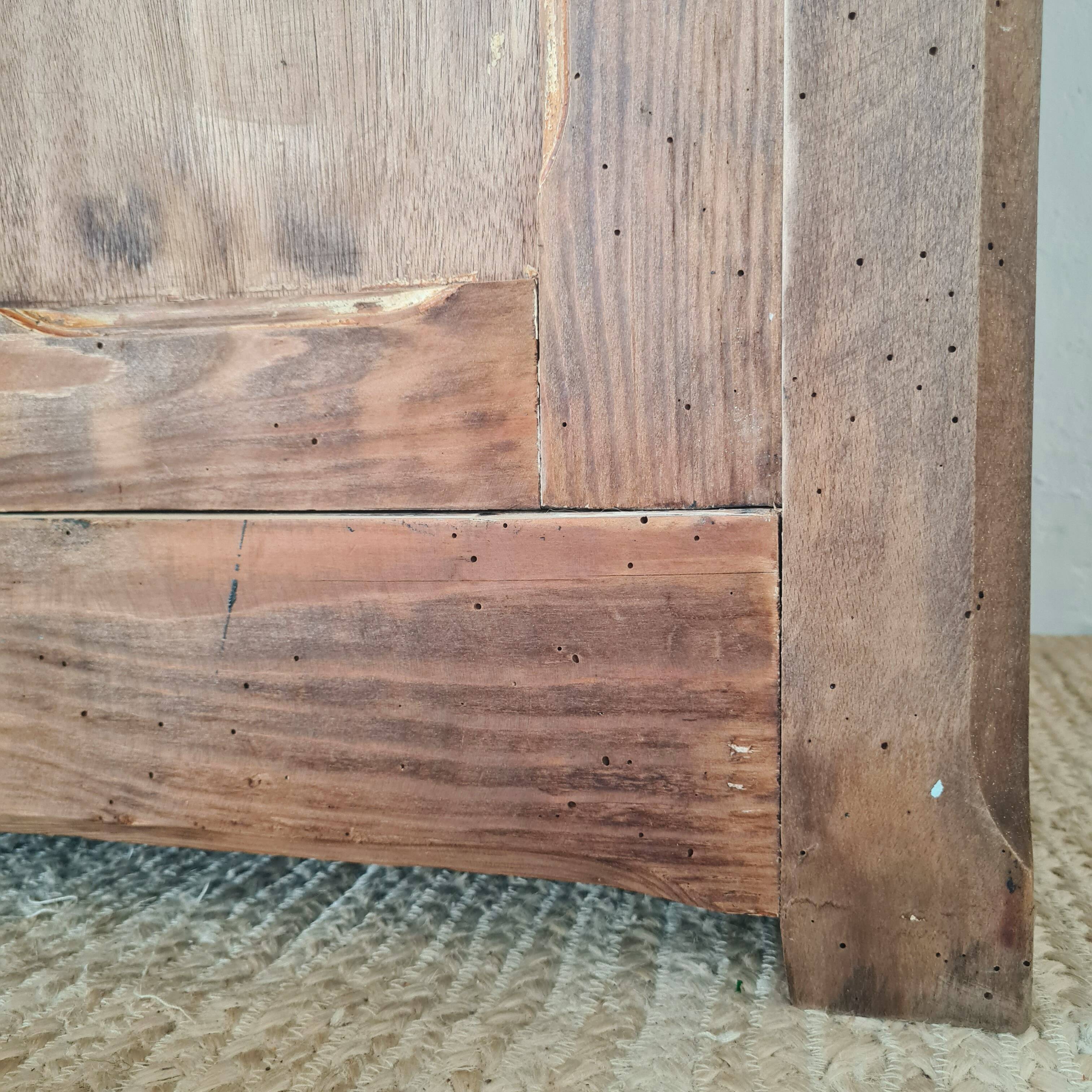 Buffet parisien bas ancien en bois patiné - intérieur fleuri