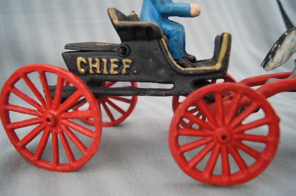Old toy Horse-drawn carriage in cast iron polychrome iron with checker "P.D. CHIEF"