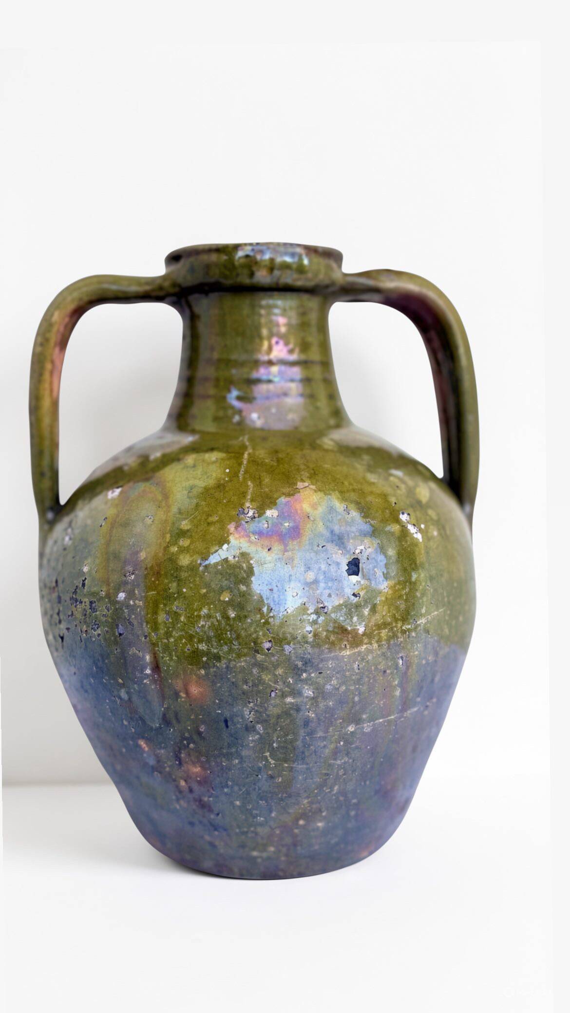 Ancient oil jar in glazed terracotta, khaki green — Auvergne, Lezou