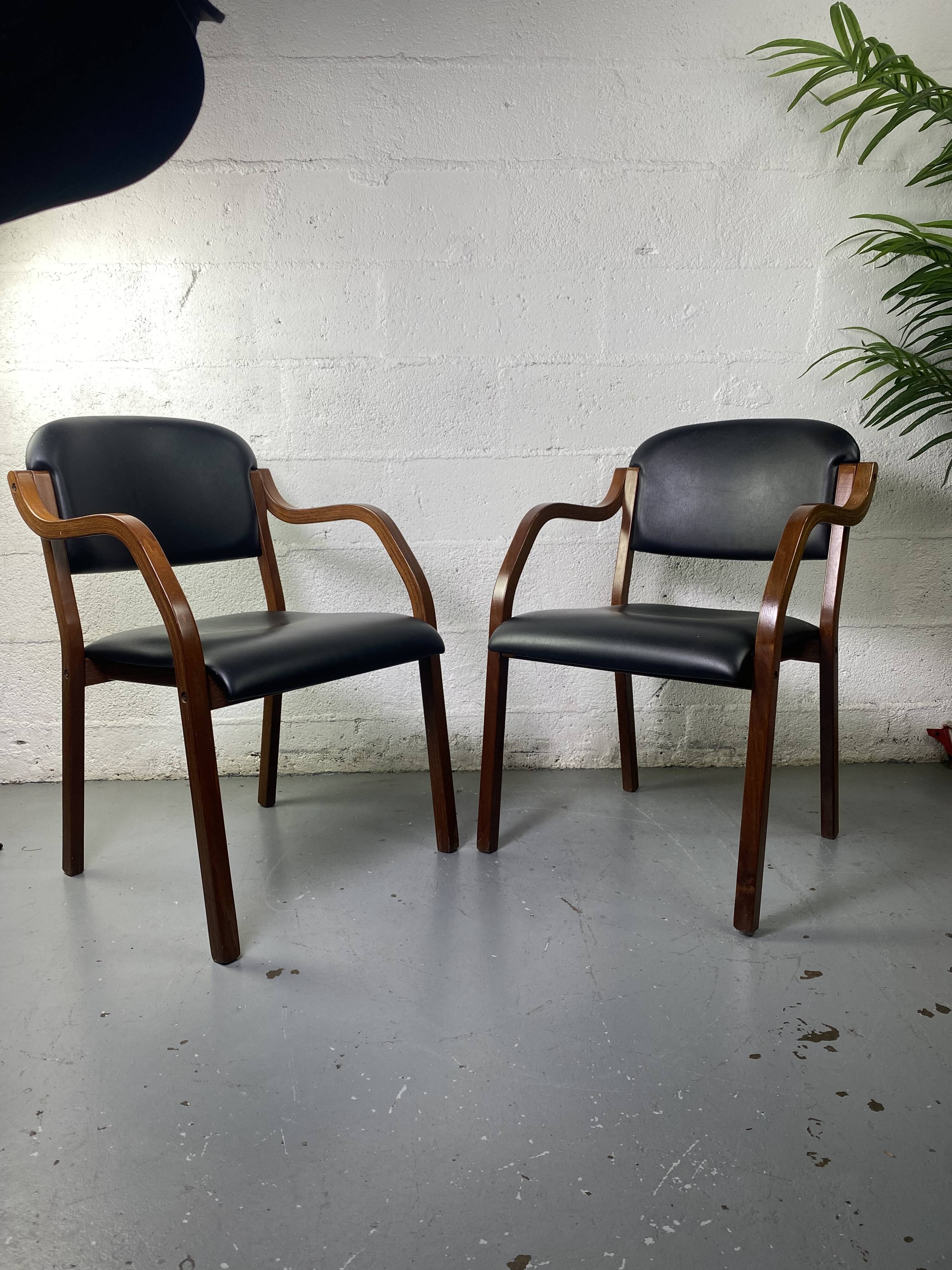 Paire de fauteuils en cuir et bois