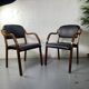 Paire de fauteuils en cuir et bois