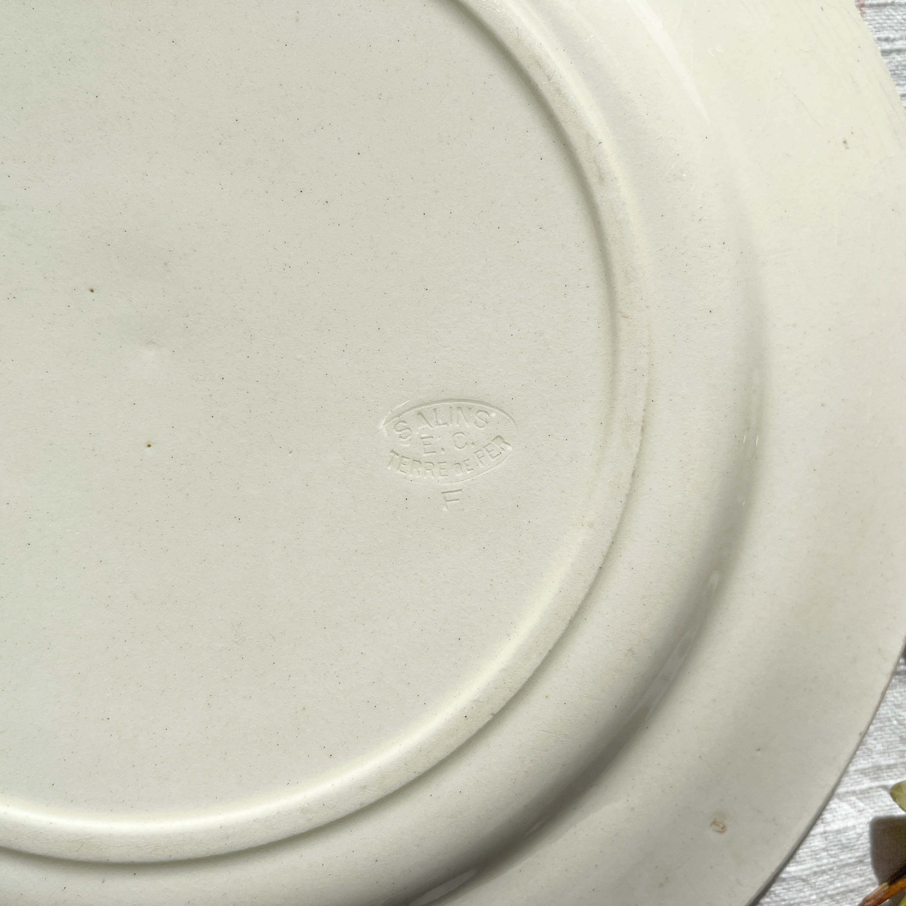 Round plate terre de fer salins model parmentier made in france