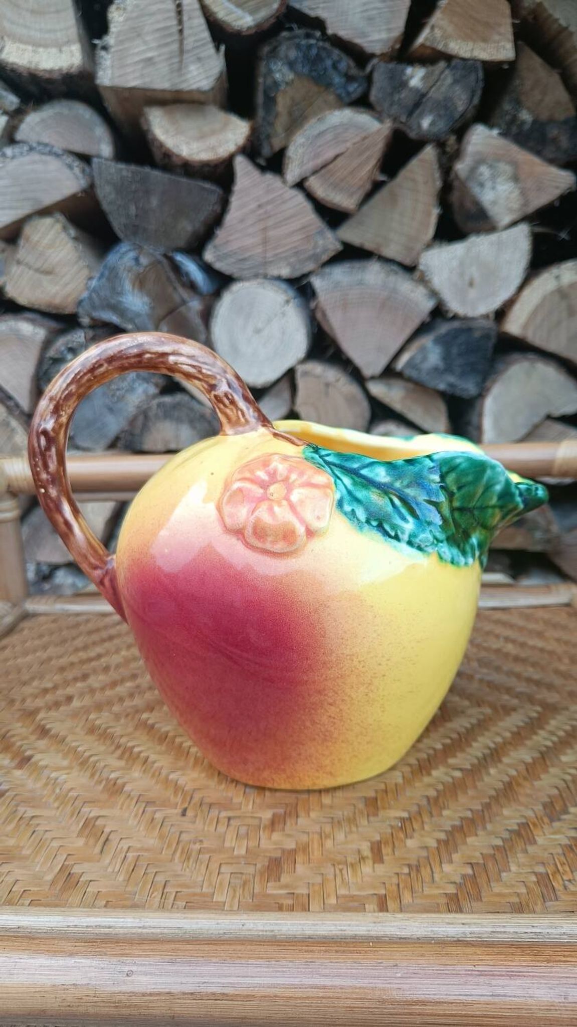 Jug in slipware apple