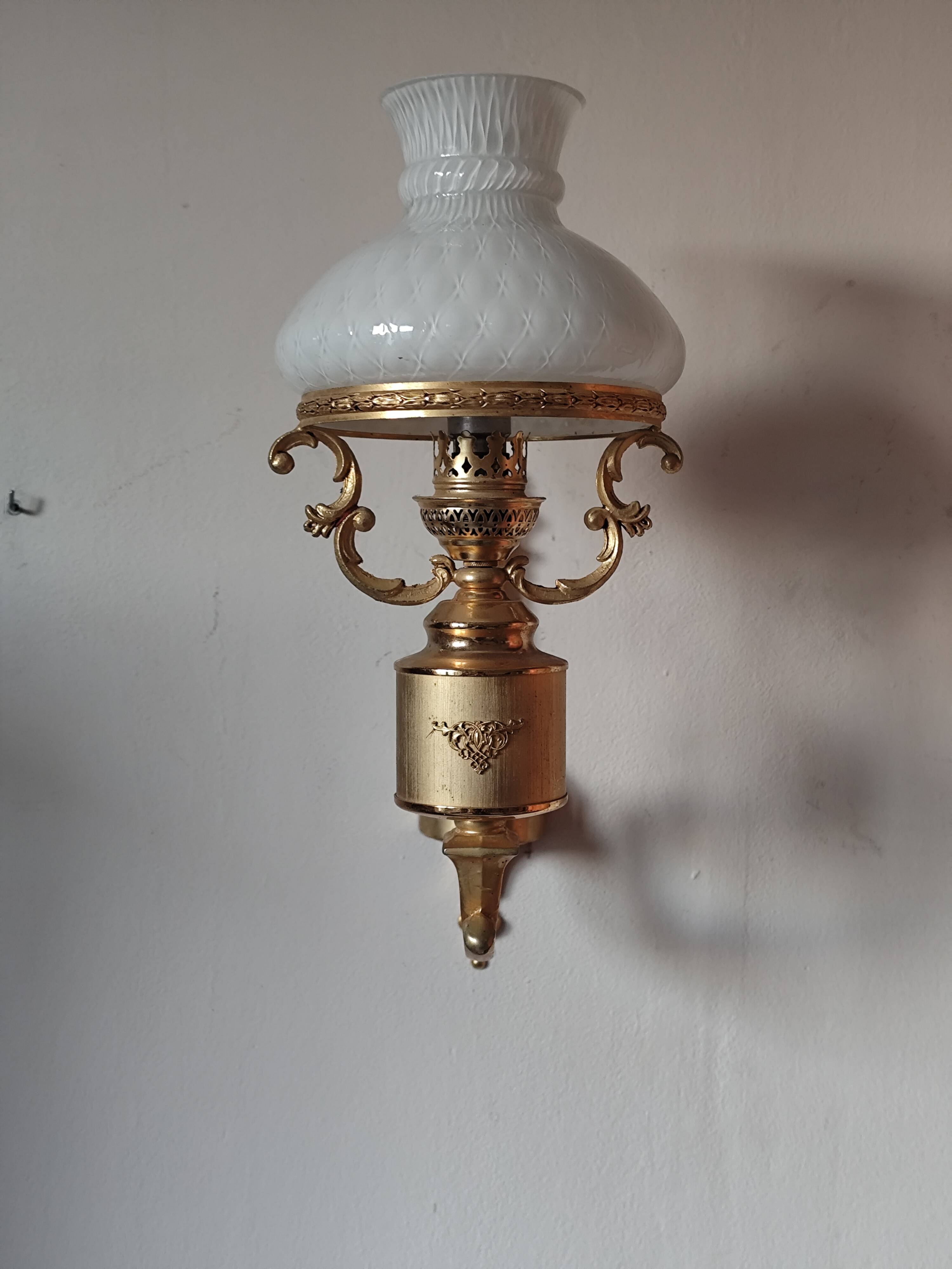 Wall lamp in brass and white opal.