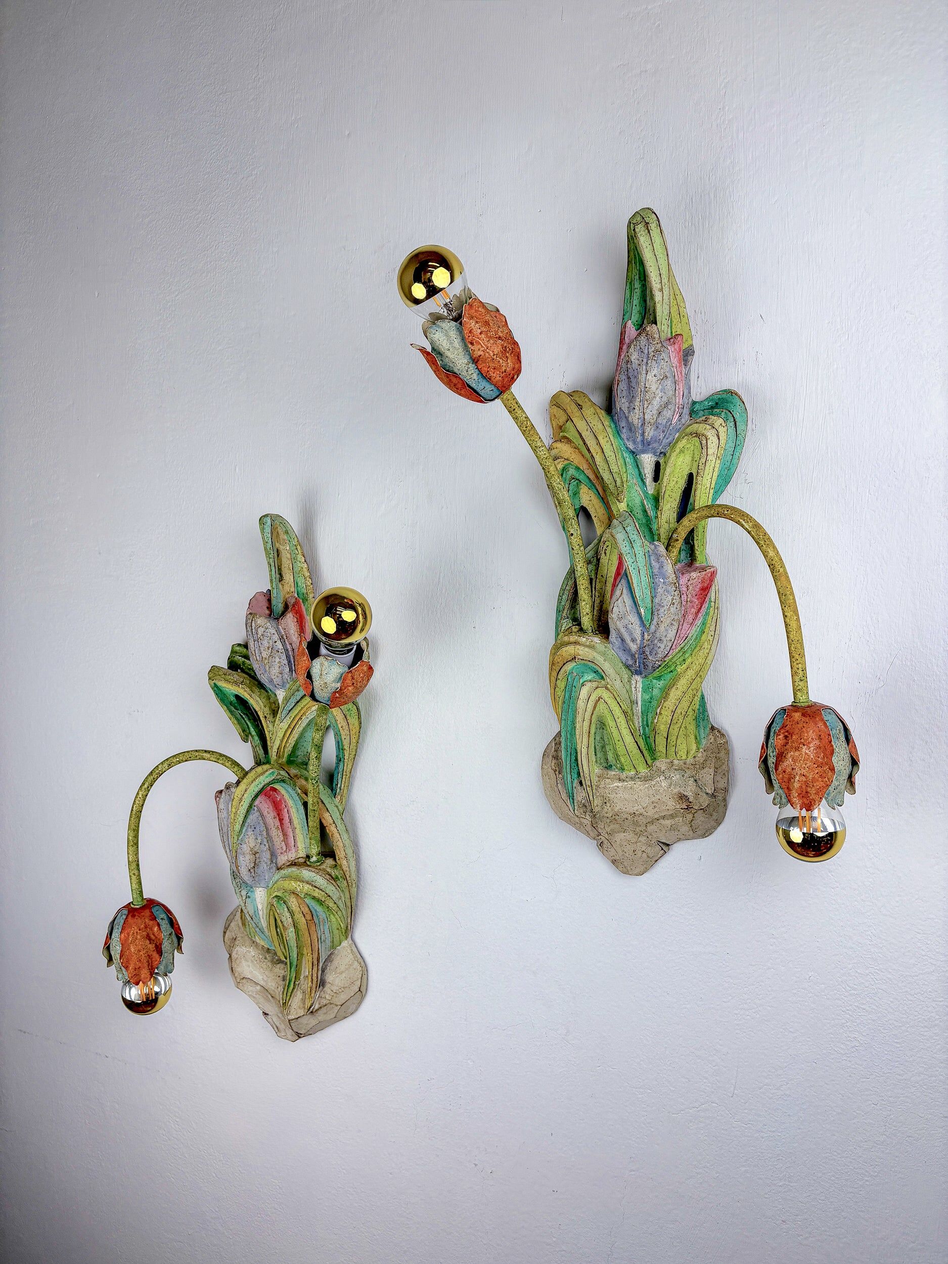 Paire de appliques italiennes en forme de tulipe et de feuille, bras en bois polychrome et métal, années 1960.