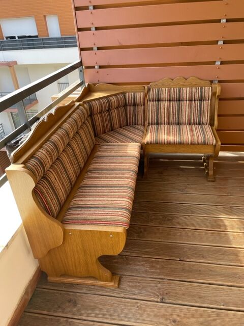 Corner bench for chalet