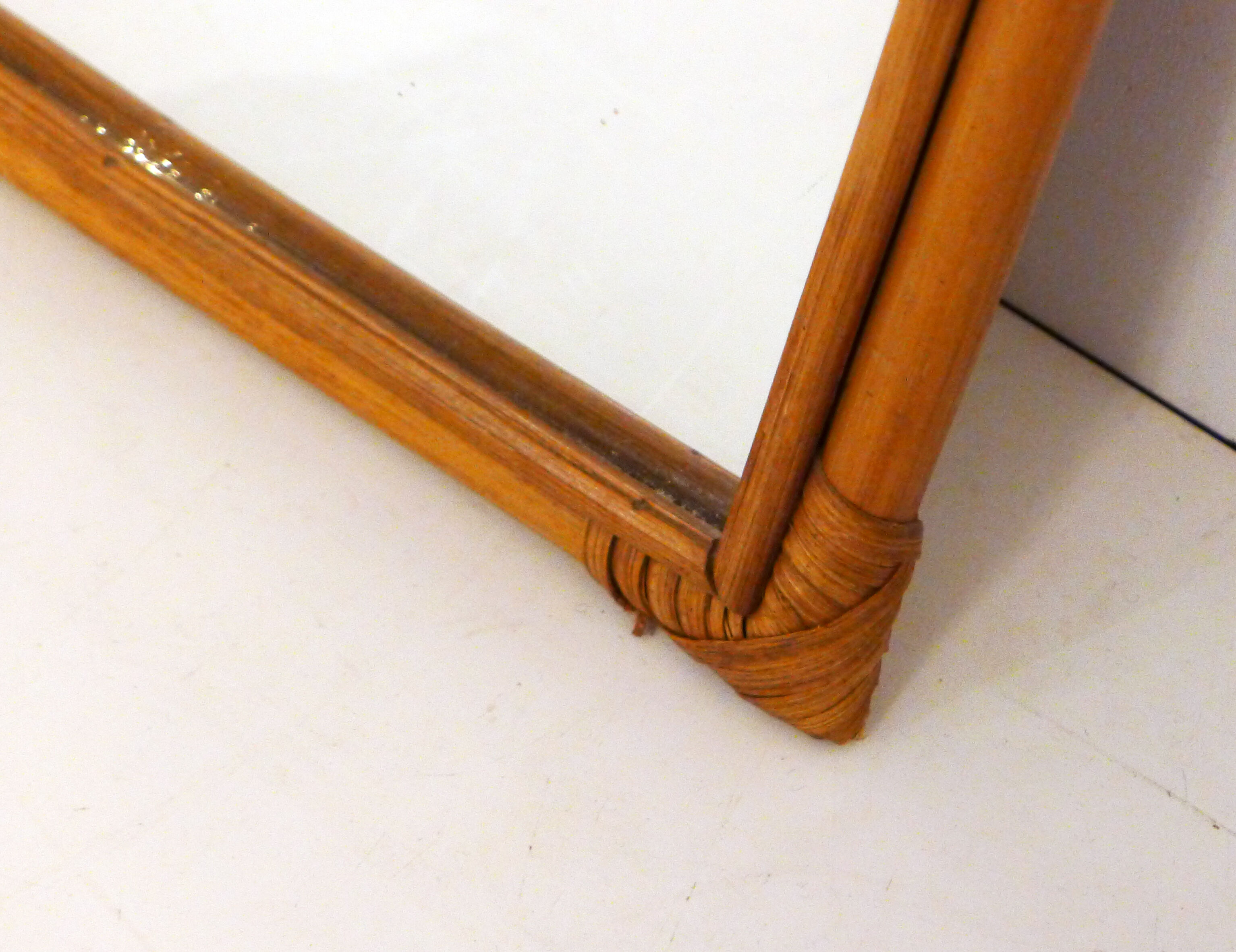 Rounded wall mirror in rattan 35x45cm