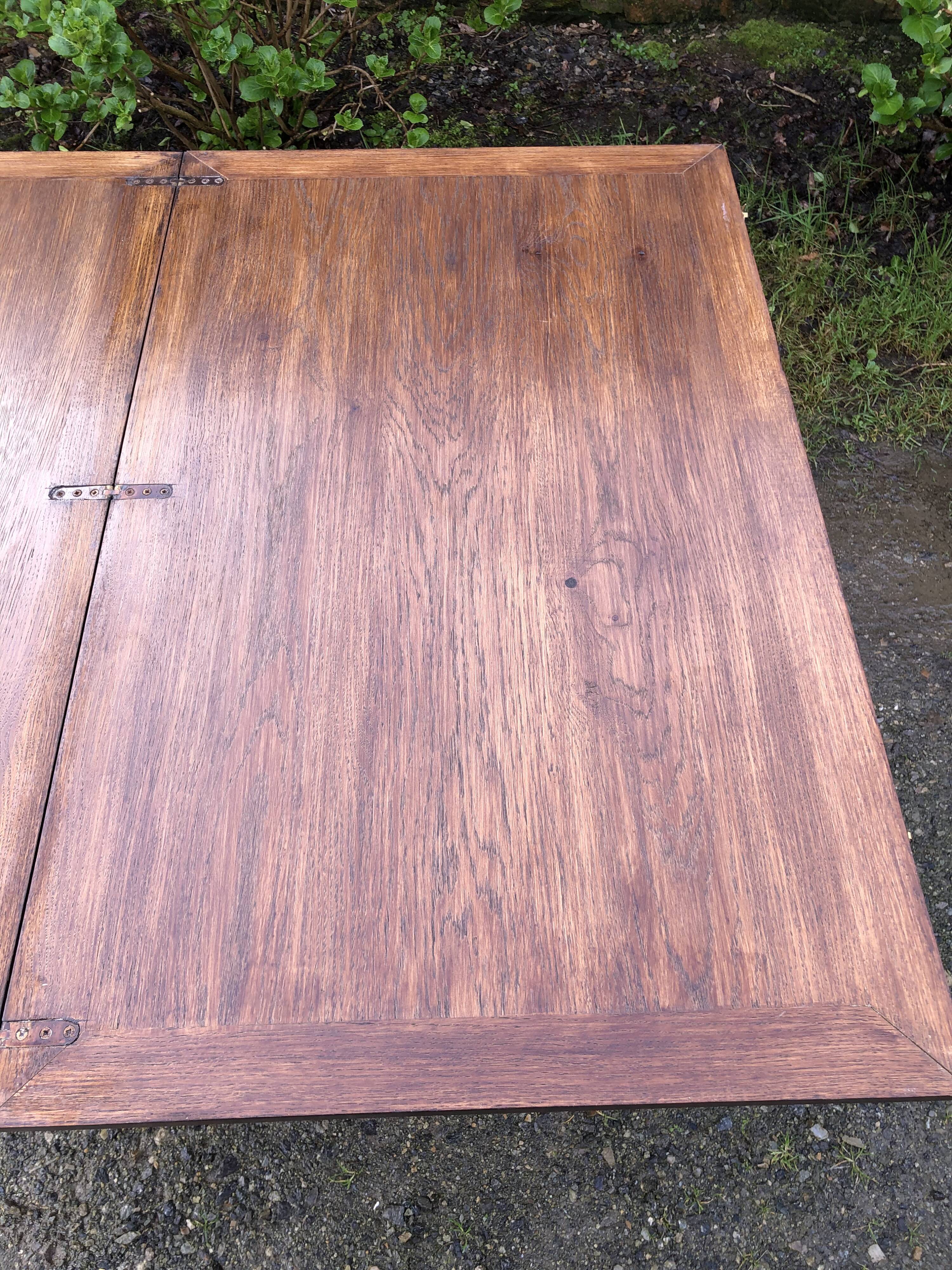 Table basse vintage modulable et extensible au système magique d’Albert Ducros en chêne.