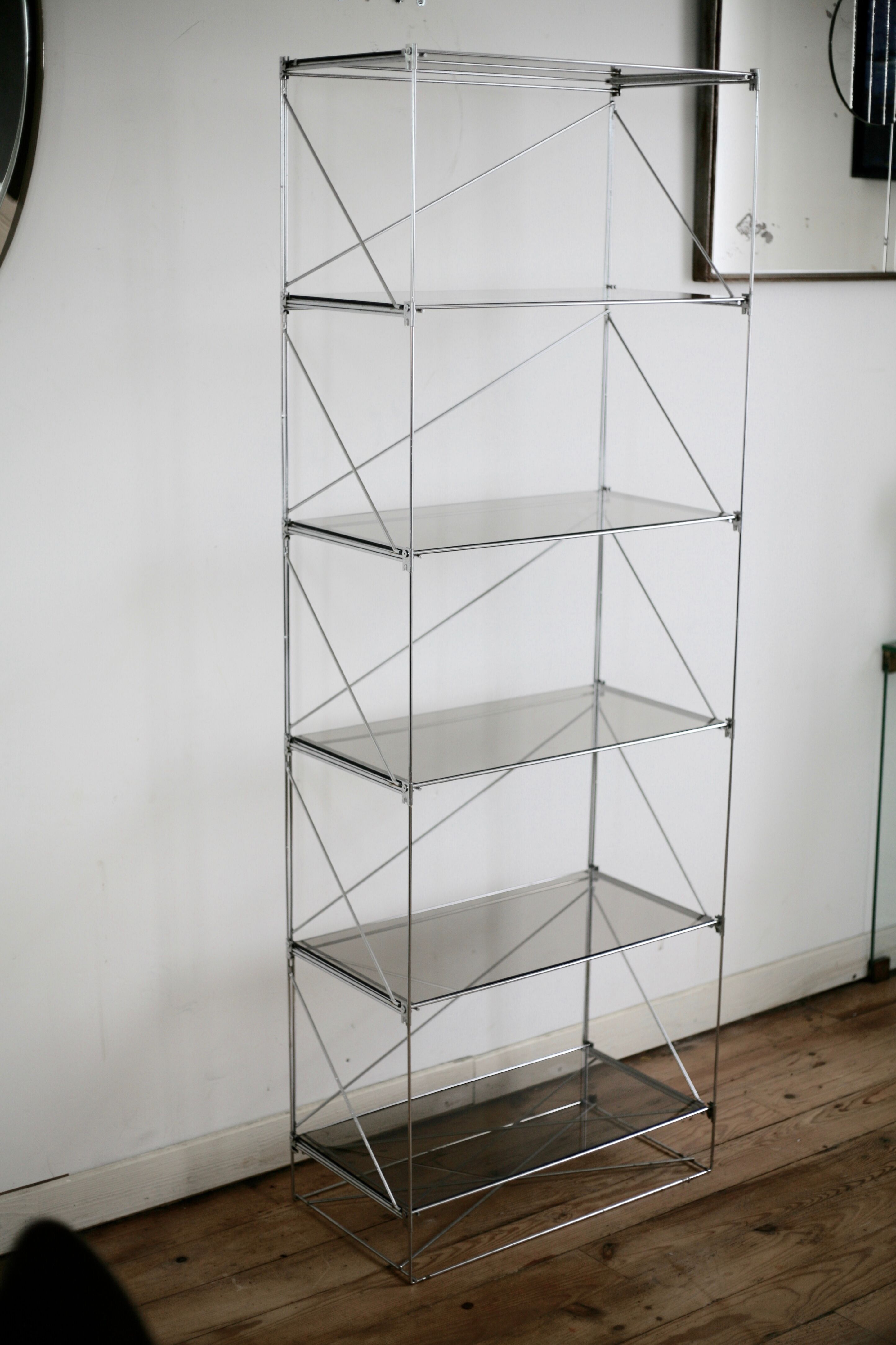 Etagère Isocèle de Max Sauze, acier et verre fumé, France circa 1970