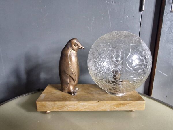 Lampe, veilleuse d'époque Art déco pingouin et globe en verre craquelé