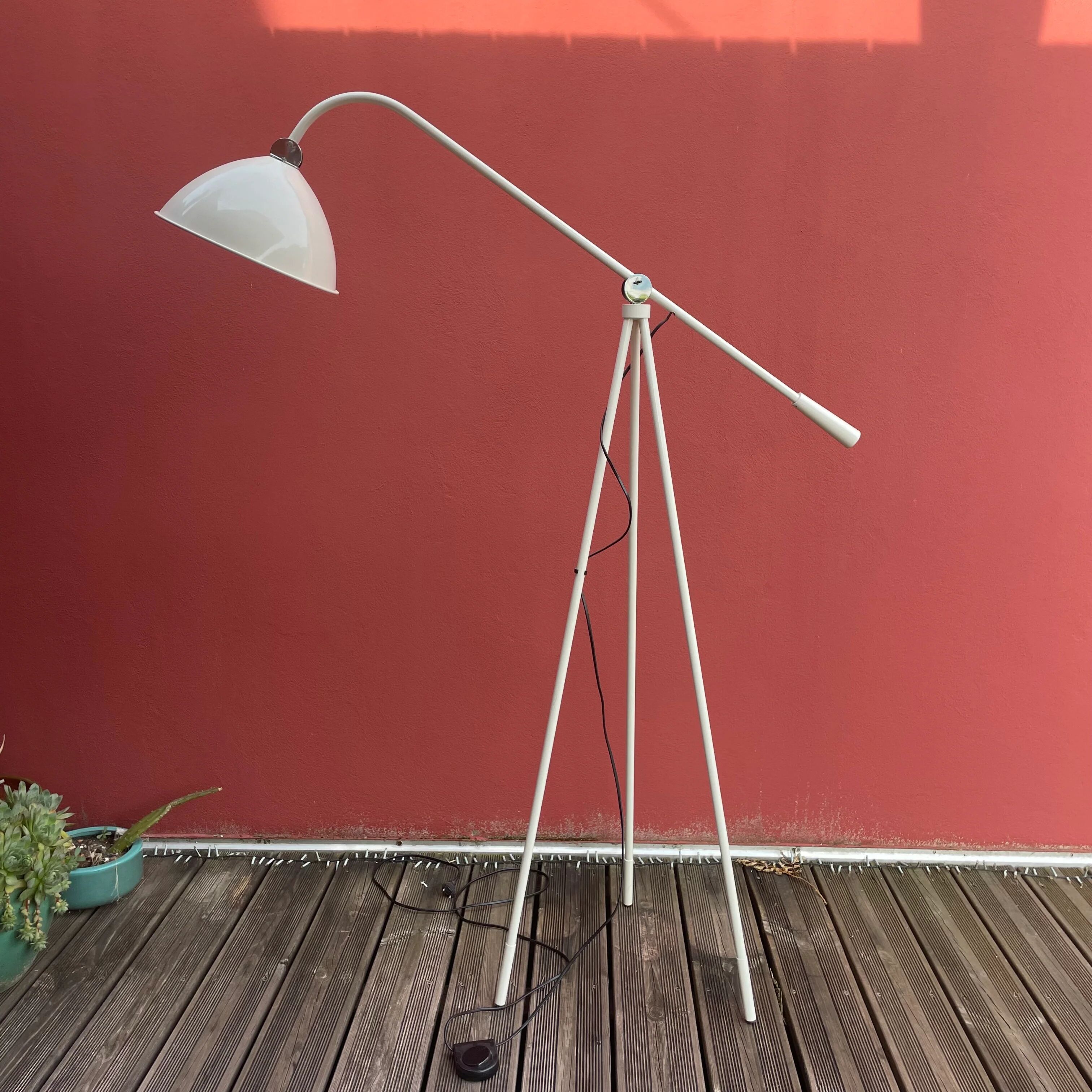 Reading floor lamp with an adjustable arm and head