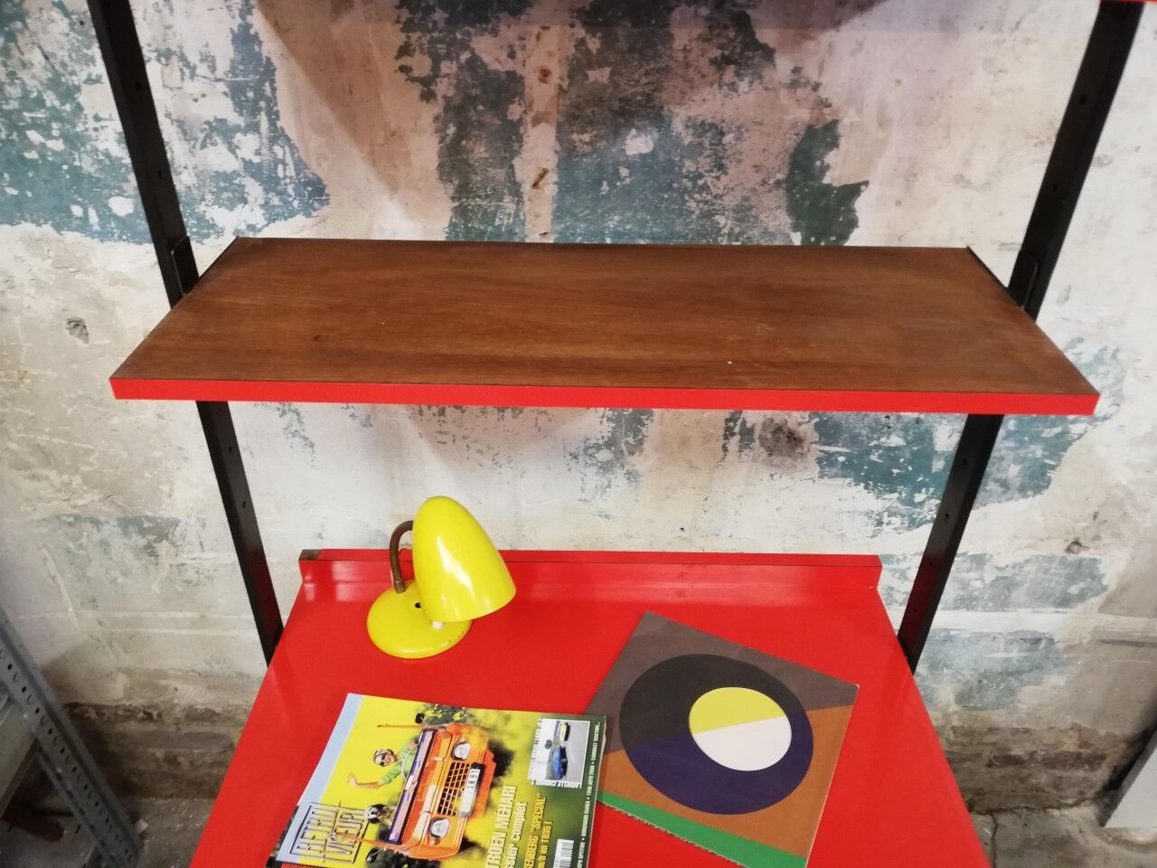 Office module with 50s shelves