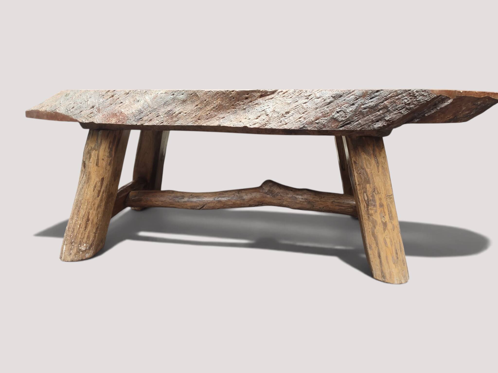 Solid wood coffee table - Section/cross-section of a century-old tree.