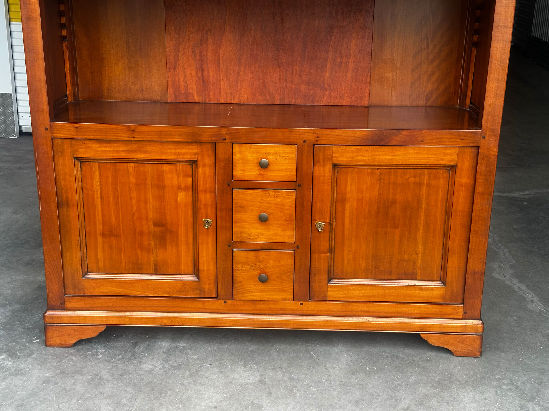 Library in solid cherry wood with integrated lighting - Made in the 20th century