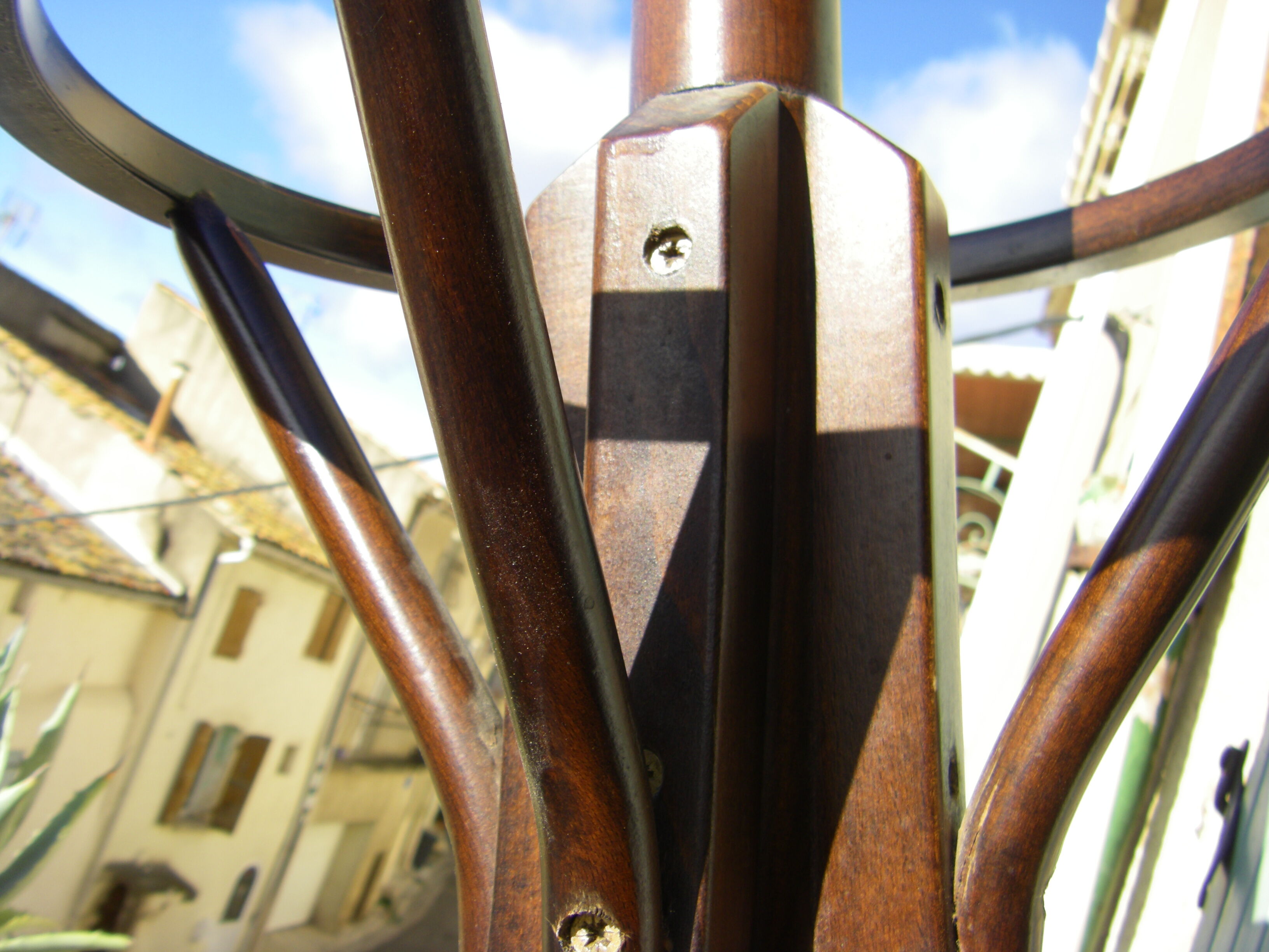 Baumann parrot coat rack