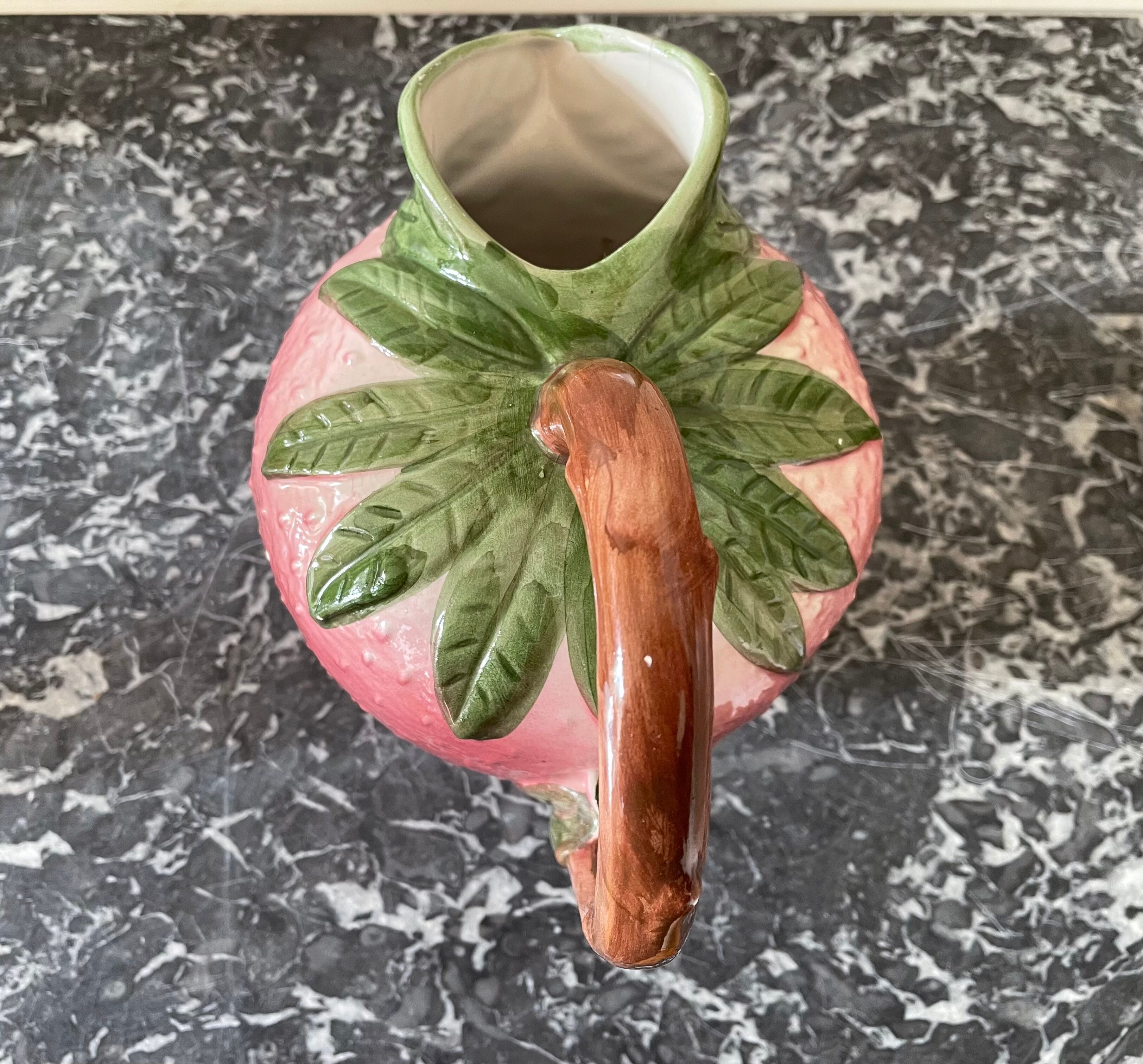 Strawberry-shaped slurry pitcher