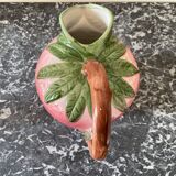 Strawberry-shaped slurry pitcher