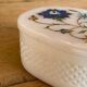 Boite en albâtre blanc et décor floral incrusté