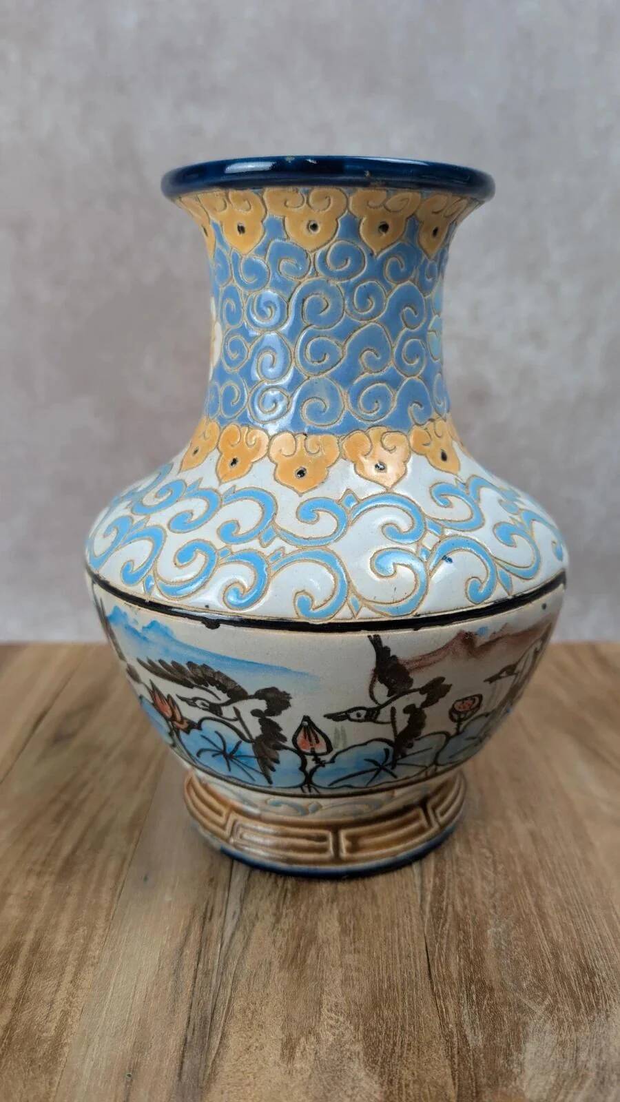 Vase japonisant à décor d’oiseaux et fleurs de lotus