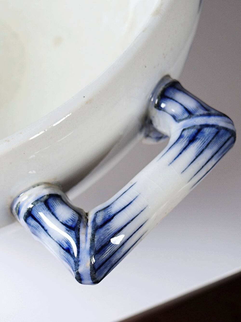 Fine earthenware soup tureen Sarreguemines model Carmen, blue decoration 19th-20th century.