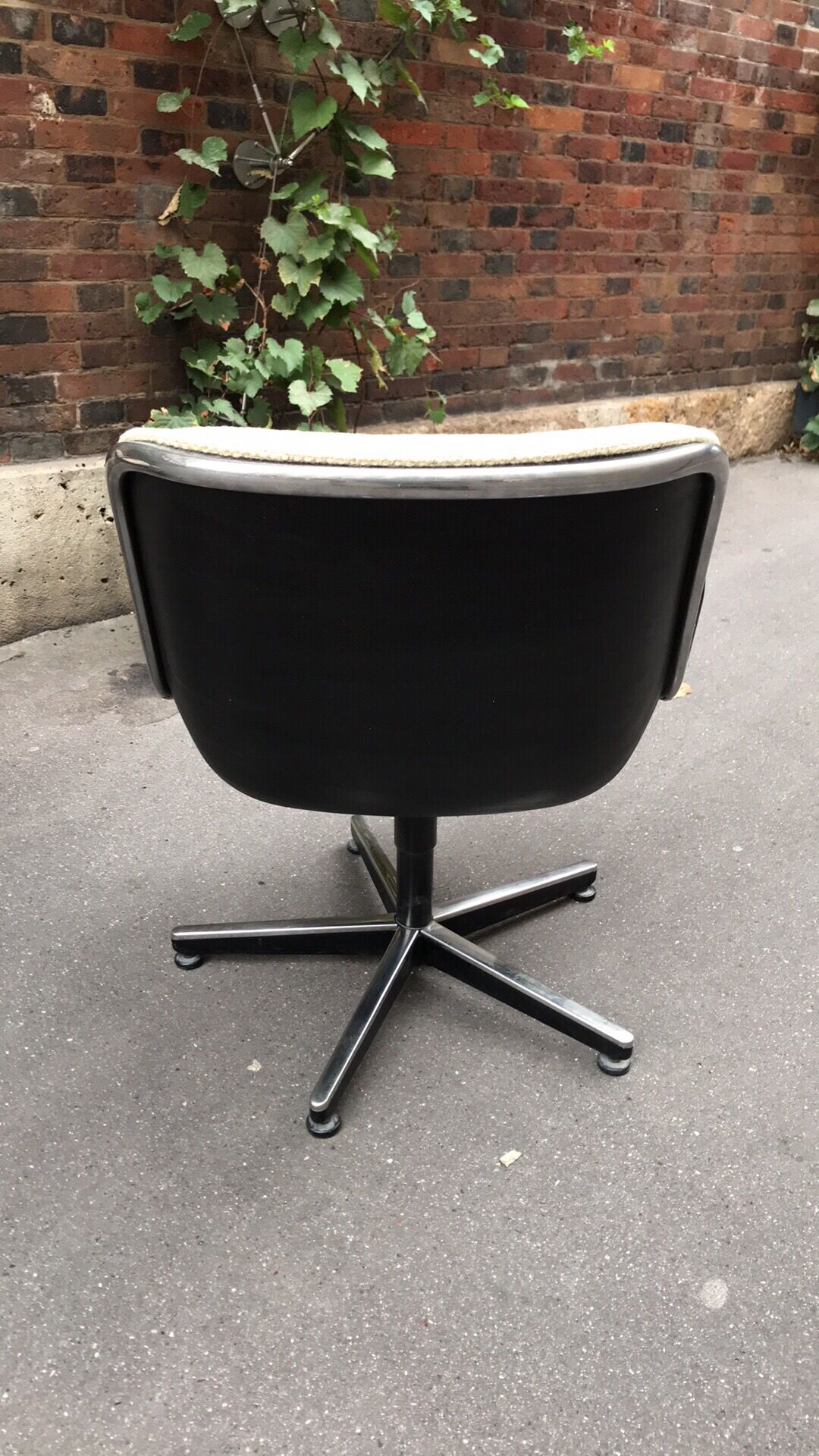 Pair of armchairs by Charles Pollock for Knoll circa 1970