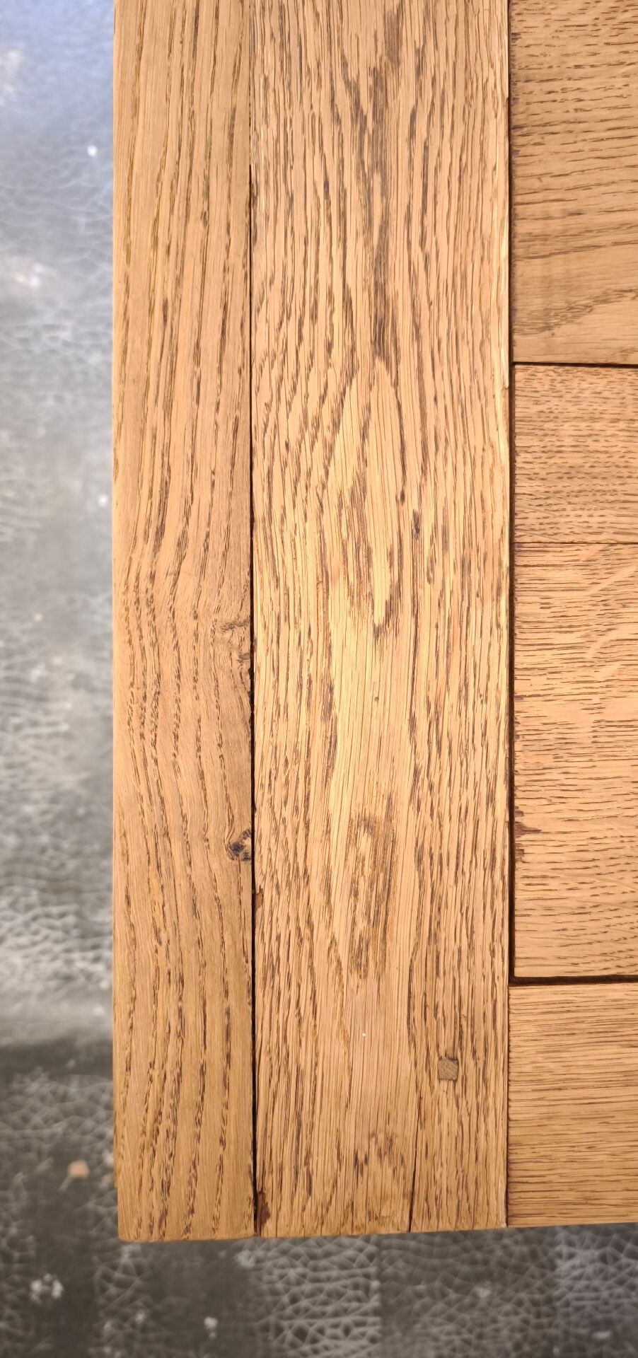 Extendable farmhouse table in solid oak, renovated.