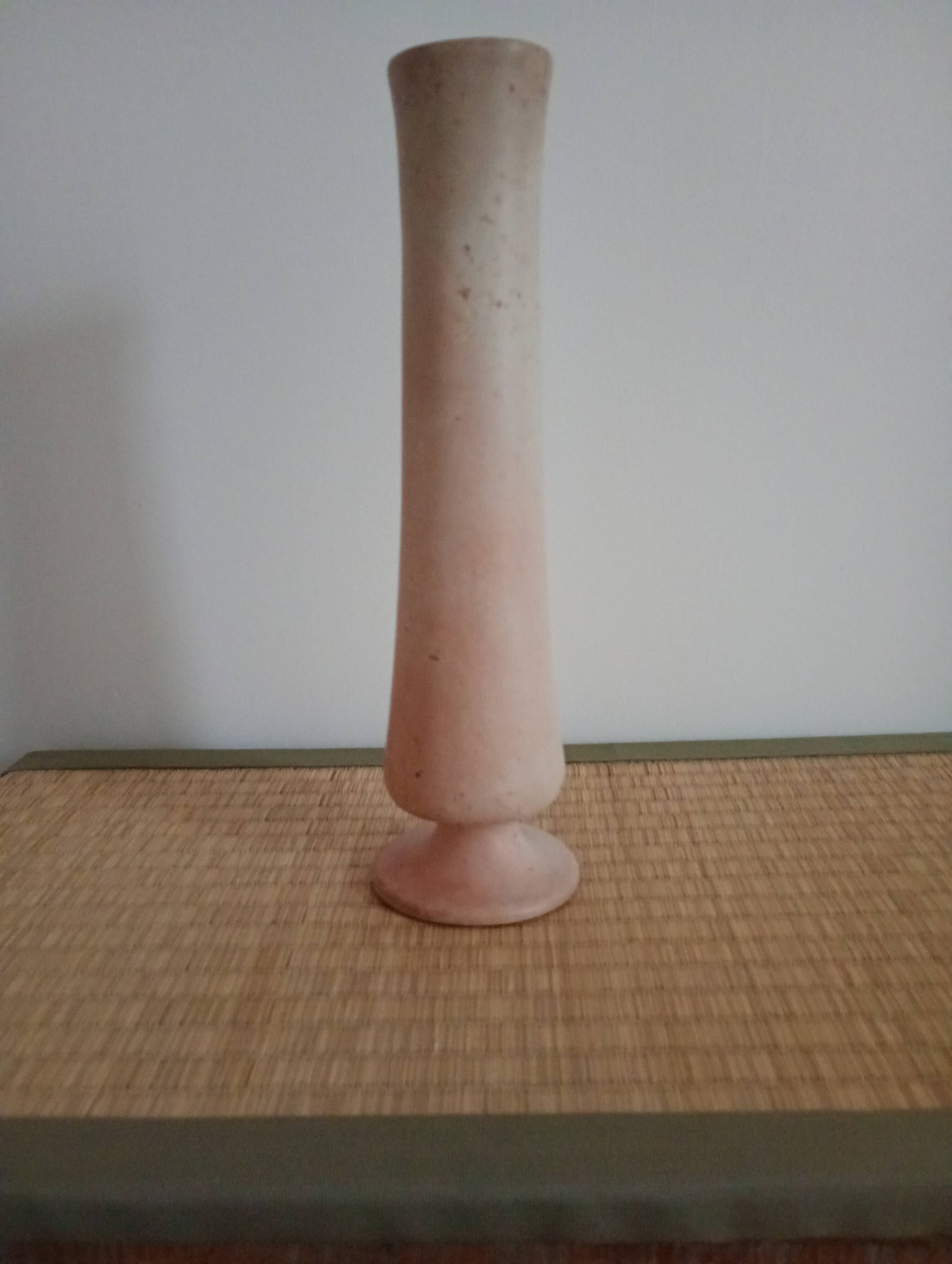 Vase haut en pierre sculptée rose-beige