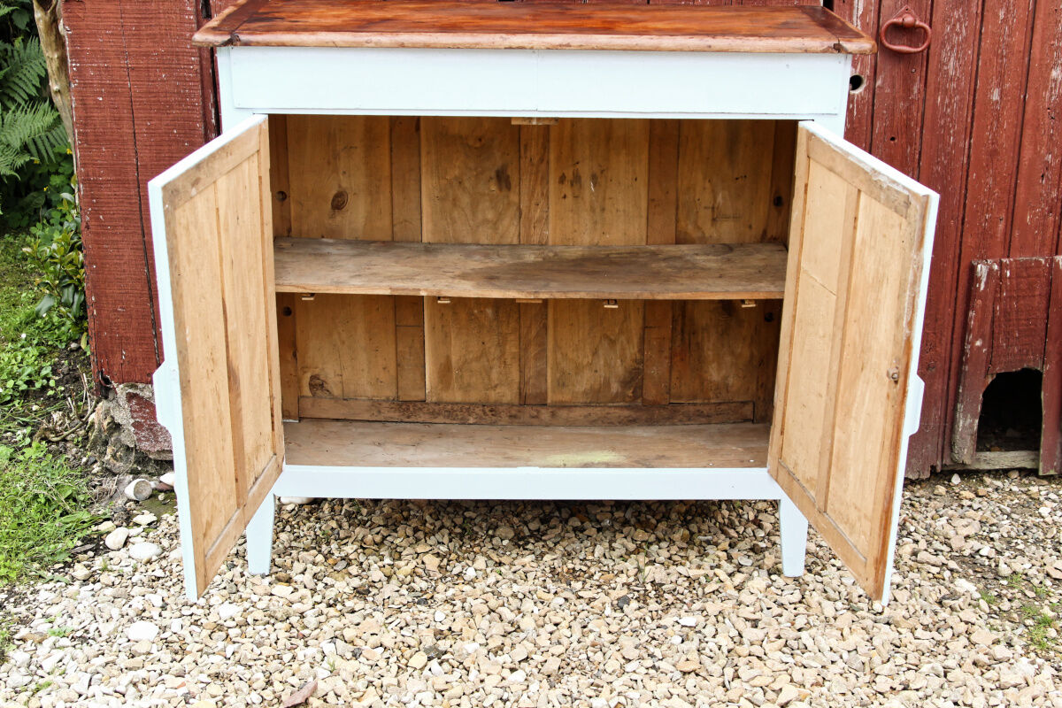 Blue Parisian buffet