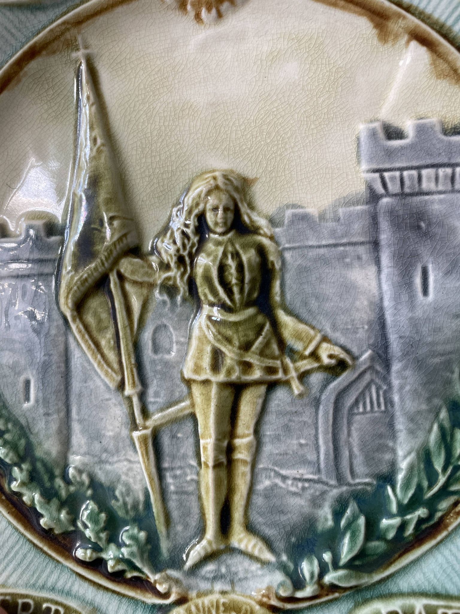 Set of two plates late nineteenth in slip Jeanne d'Arc