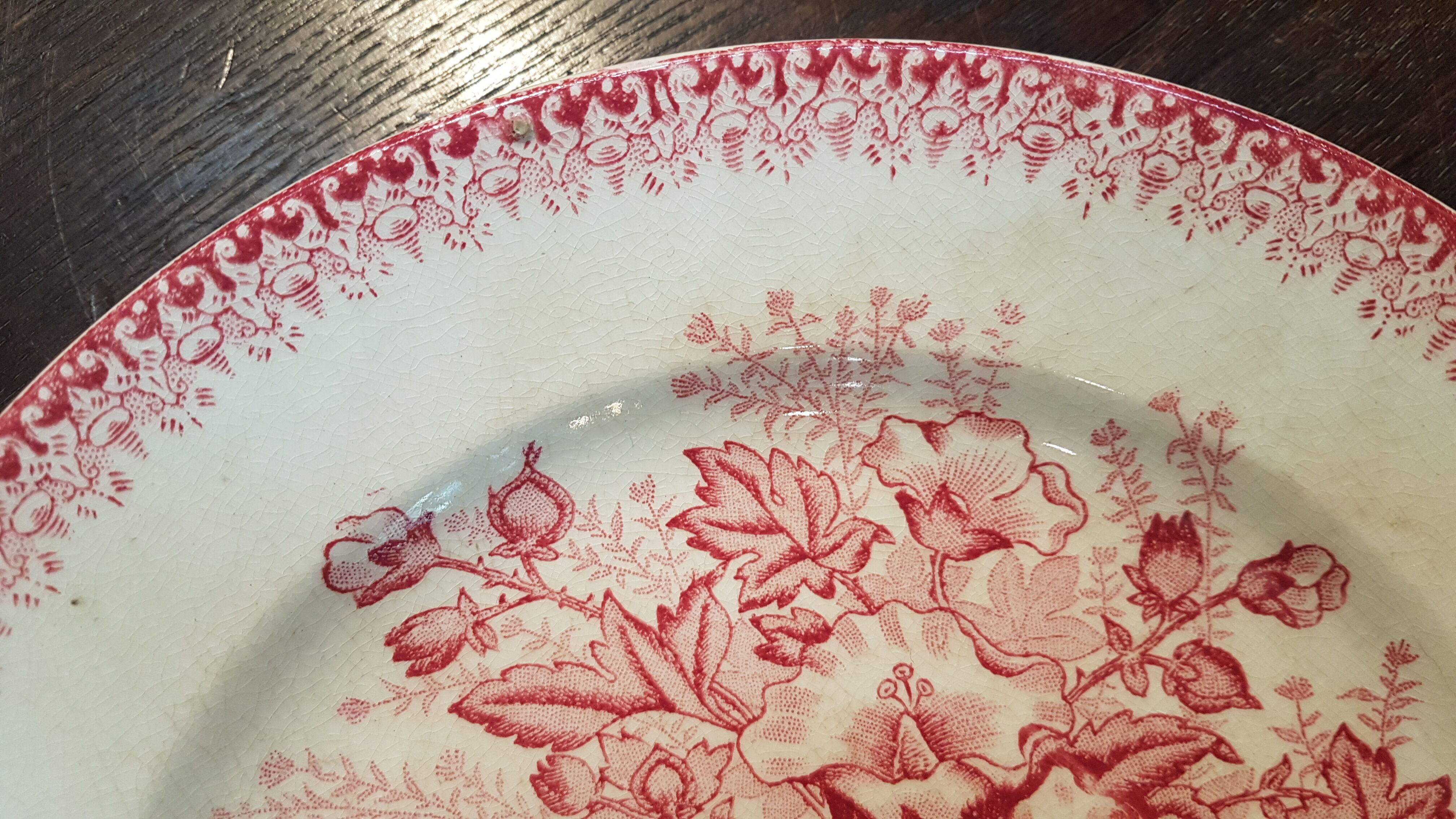 Assiette en faïence à décor de fleurs