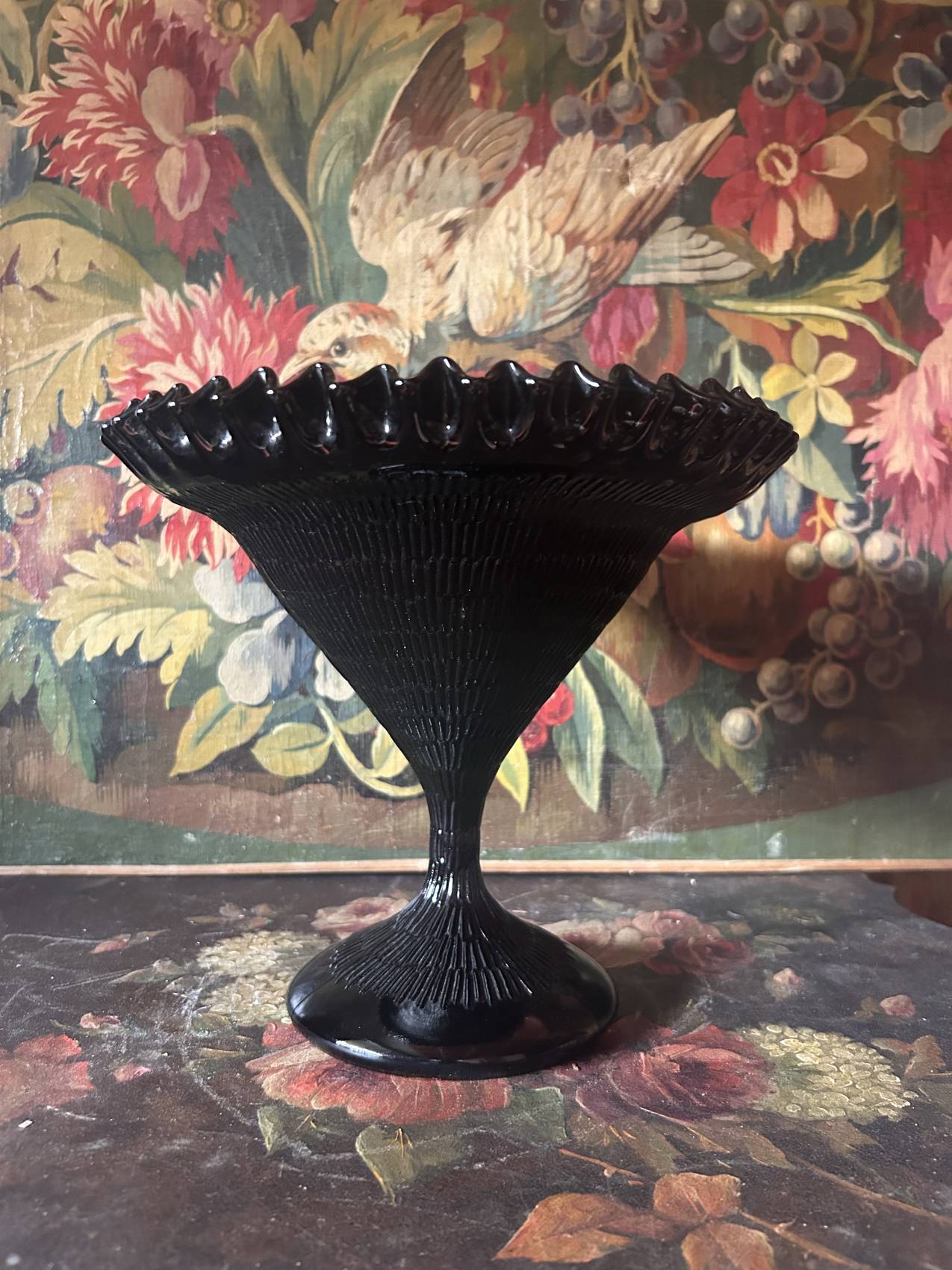 Grande coupe sur pied en opaline noire Art déco des années 1930 une rareté atypique