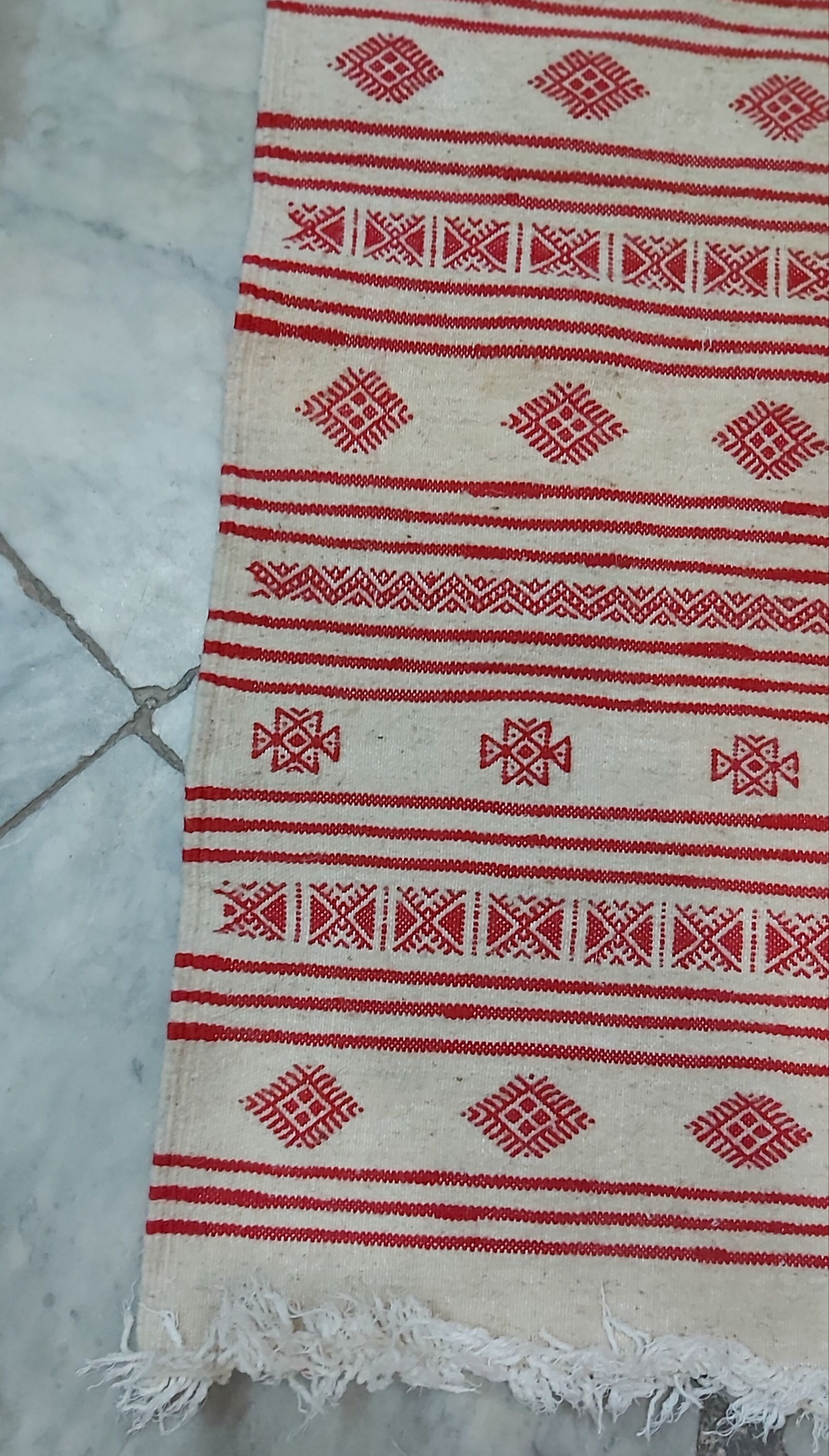 Handmade white and red kilim carpet 95-59cm