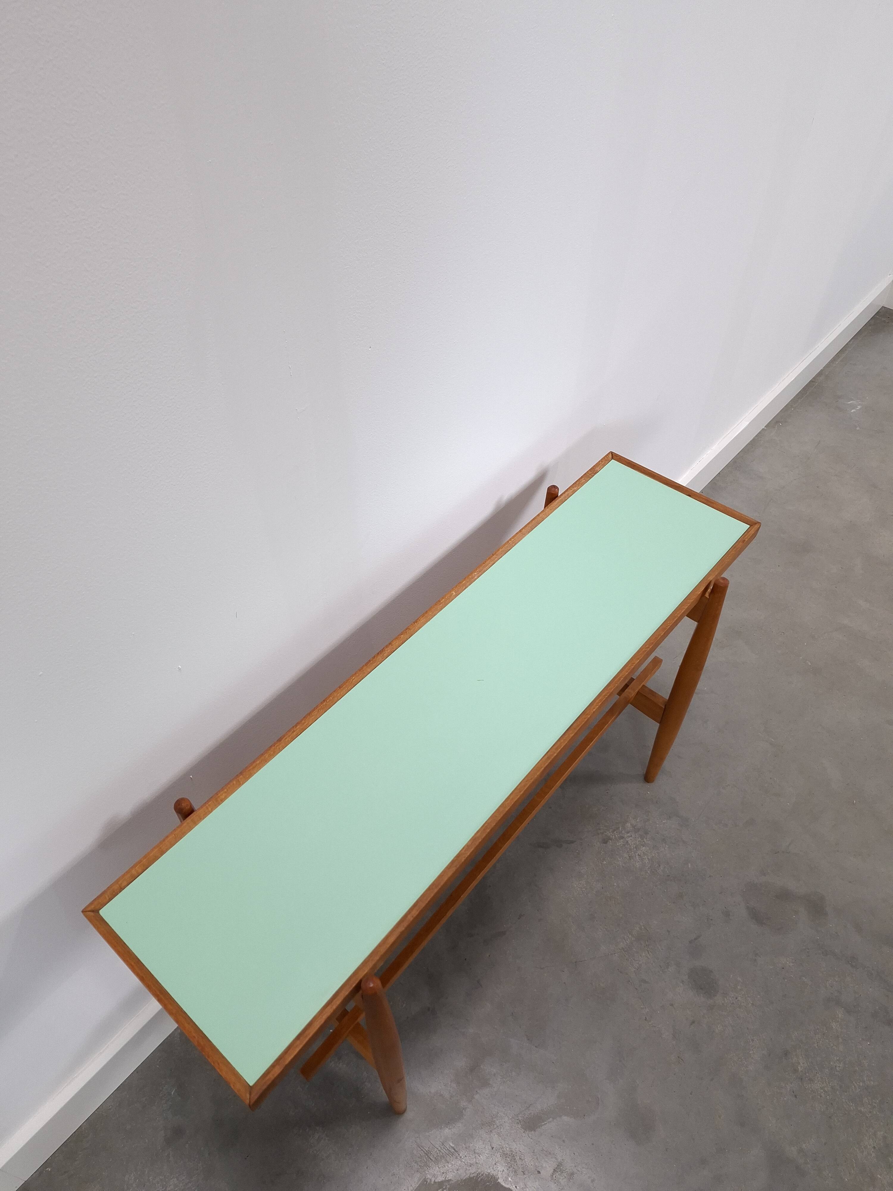 Vintage houten side table met mintgroen formica blad
