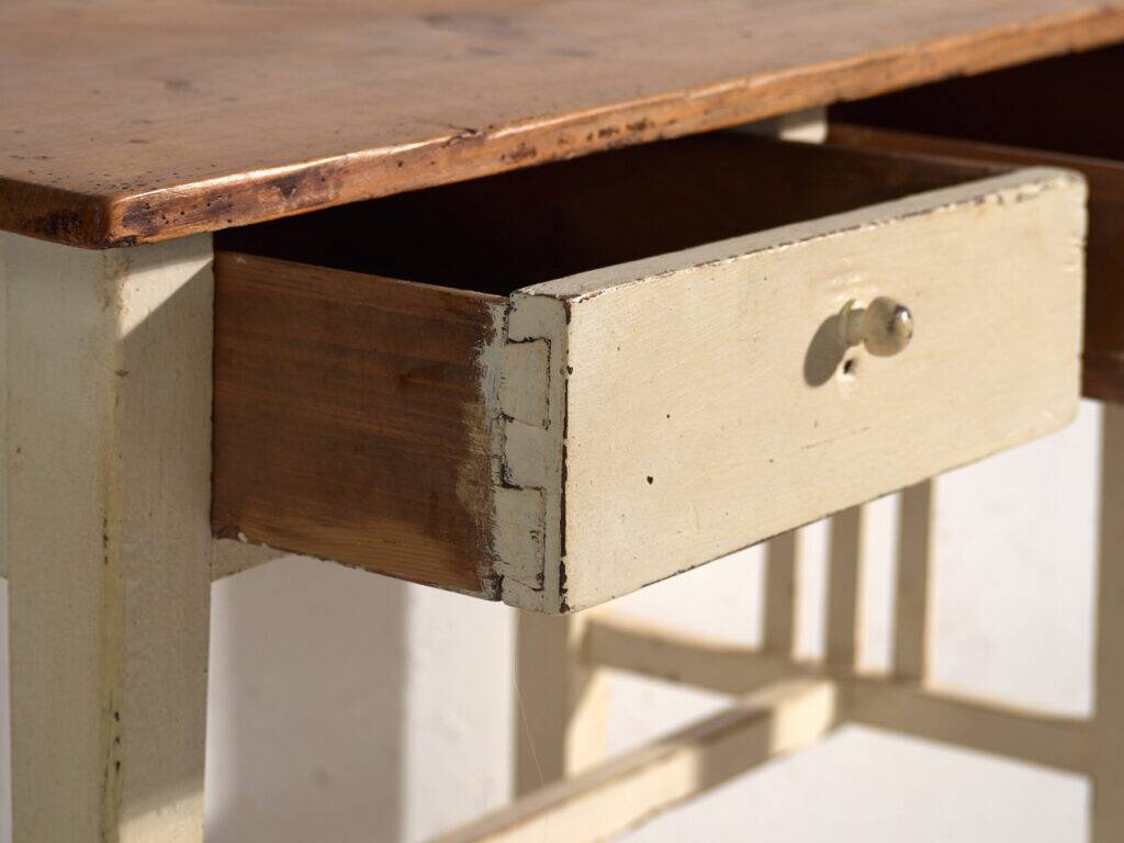 Table ancienne à deux tiroirs en pin – Europe centrale, vers 1910