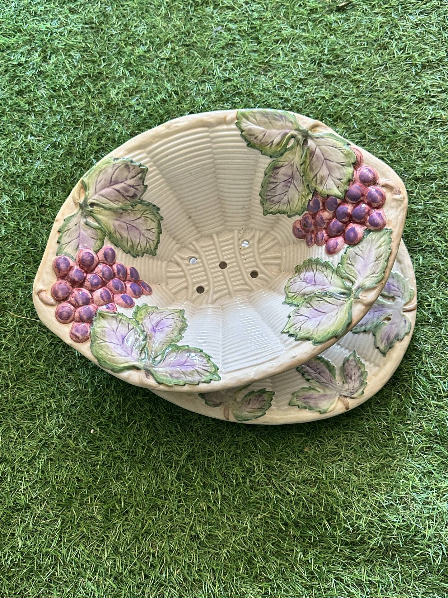 Fruit draining set model with grapes in Barbotine