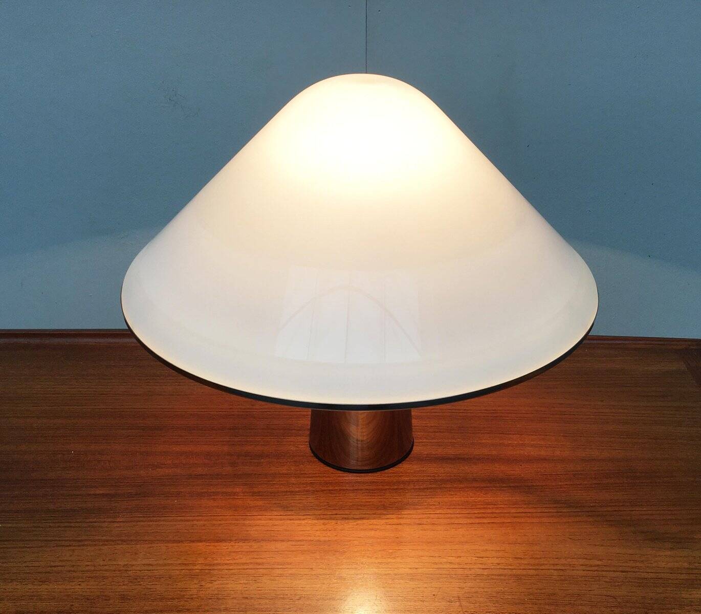 Elpis 4035 vintage Italian table lamp by Guzzini
