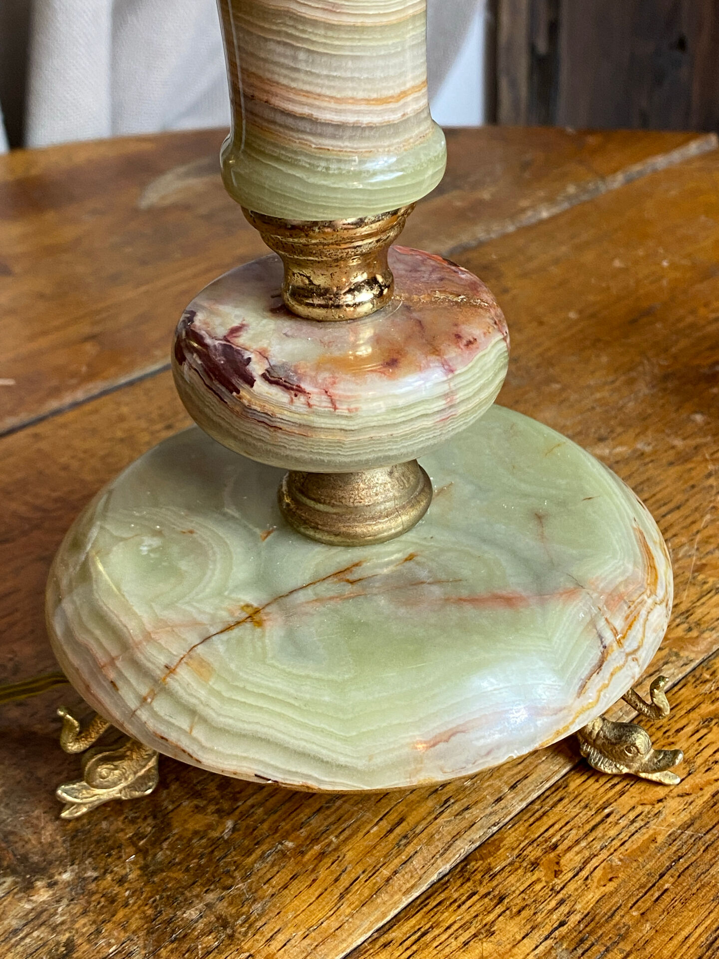 Onyx lamp, fish feet in bronze.