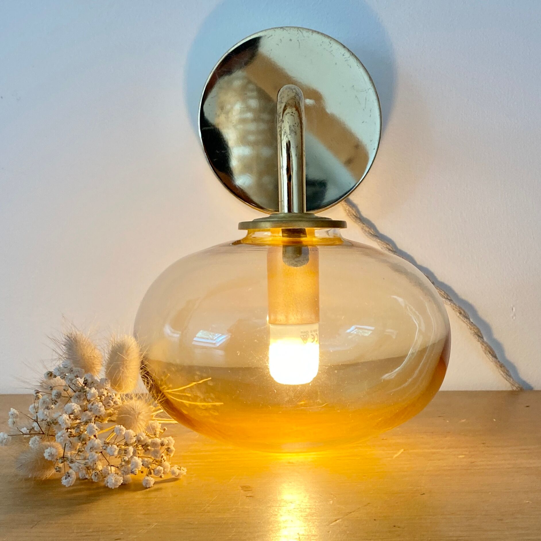 Applique globe vintage en verre ambré