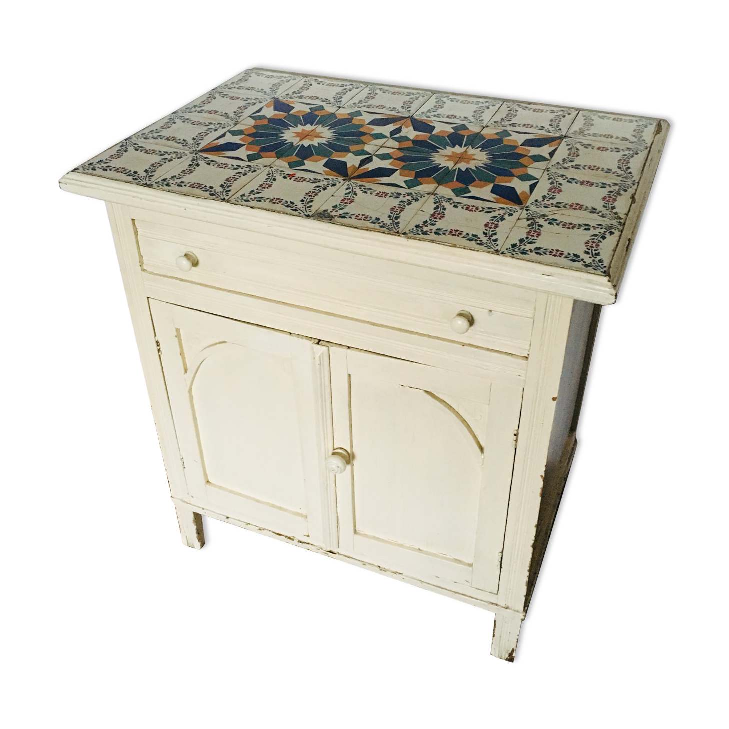 Small tiled buffet